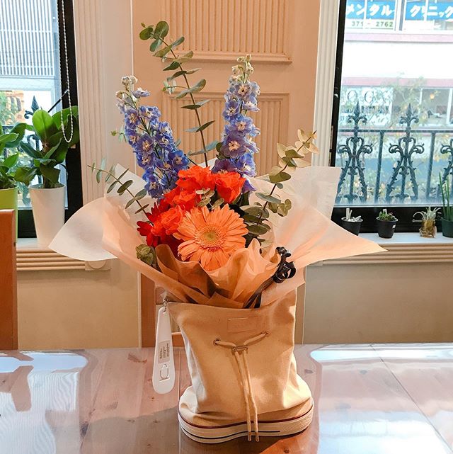 モンソーフルール自由が丘本店です！.お客様ご注文分の商品です！.お洒落なバッグとお花がとてもかわいいです.ご相談に応じてお作りいたしますのでスタッフまでお声掛けください.#monceaufleurs  #monceau #モンソーフルール #自由が丘 #花 #flowers #flower #花屋 #flowershop #花のある暮らし  #花のある生活  #fleurs  #flowerstagram #flowerdesign  #花束