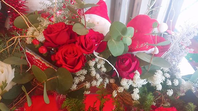.モンソーフルール自由が丘本店です！ .皆様イヴはいかがお過ごしでしょうか..本日はたくさんのお客様がクリスマスブーケやアレンジメントをお手に取って下さいました🥀..明日もクリスマス商品ご用意ございますので皆様のご来店お待ちしております️..#monceaufleurs  #monceau #モンソーフルール #自由が丘 #花 #flowers #flower #花屋 #flowershop #花のある暮らし  #花のある生活  #fleurs  #flowerstagram #flowerdesign  #アレンジメント #クリスマスアレンジメント #クリスマスブーケ #christmas #