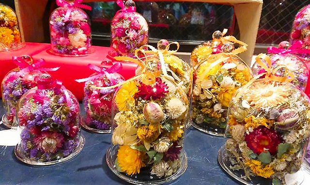 .モンソーフルール自由が丘本店です！..本日はたくさん投稿してしましましたが皆様ご覧頂けましたでしょうか？..こちらは新商品のガラスドライドームです🥀..プレゼントにはもちろん、ご自宅に飾っていただいても可愛らしいお部屋になること間違いなしです️..#monceaufleurs  #monceau #モンソーフルール #自由が丘 #花 #flowers #flower #花屋 #flowershop #花のある暮らし  #花のある生活  #fleurs  #flowerstagram #flowerdesign  #ドライフラワー #ガラスドライドーム