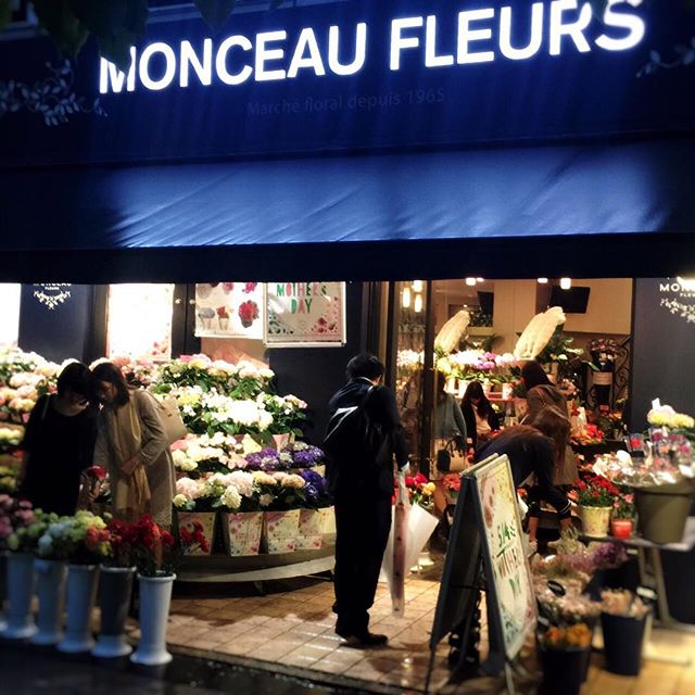Monceau Fleurs 自由が丘店です。雨の日にも関わらず、多数のご来店ありがとございました！！明日は、母の日当日ですね！母の日のお花をいっぱいご用意してお待ちしております。^^ #MonceauFleurs #Monceau #モンソーフルール #自由が丘 #ヶ丘 #お花 #flower #フラワー  #お花屋さん #花屋 #花のある暮らし
