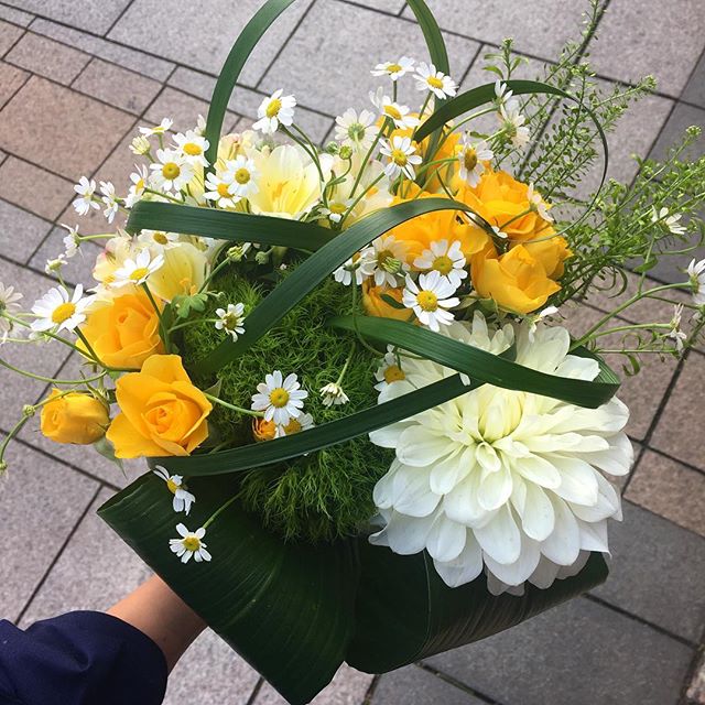モンソーフルール自由が丘本店です！.楽屋花のご注文ですいつもご利用頂きありがとうございます！..#monceaufleurs  #monceau #モンソーフルール #自由が丘 #花 #flowers #flower #花屋 #flowershop #花のある暮らし  #花のある生活  #ハスキージェラート #fleurs  #flowerstagram #flowerdesign #arrangement #ブーケ #bouquet