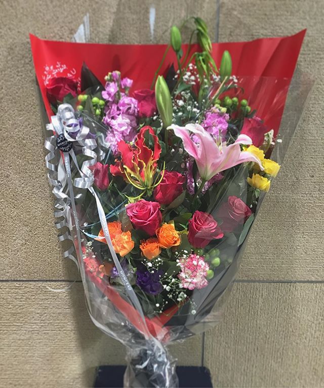 奥様へのプレゼントのお花束です️
プレゼントにお花を贈ってみてはいかがでしょうか