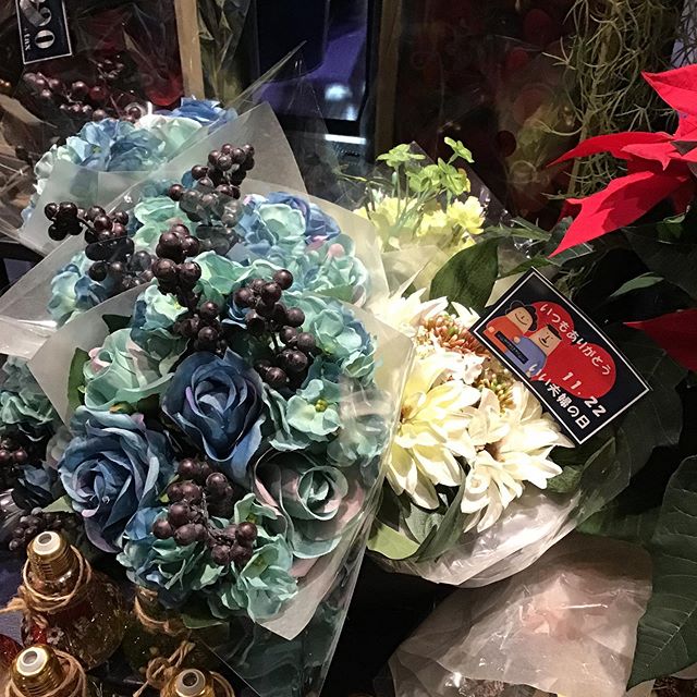 アーティフィシャルフラワー
本日入荷致しました。
ご自宅用やプレゼントにいかがでしょうか？
青いお花も素敵です！