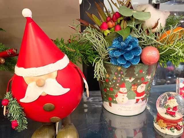 .モンソーフルール自由が丘本店です！ .寒い日が続きますね.クリスマスも、もうそろそろです .店頭では引き続き、様々なクリスマス商品をご用意しております！🏻♪♪ . .ぜひお気軽にお立ち寄り下さいませ️...#monceaufleurs  #monceau #モンソーフルール #自由が丘 #花 #flowers #flower #花屋 #flowershop #花のある暮らし  #花のある生活  #fleurs  #flowerstagram #flowerdesign  #アレンジメント #クリスマスアレンジメント #クリスマスブーケ #christmas #