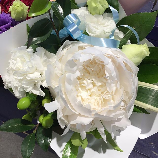 こんにちは
モンソーフルールアトレ川崎店です。
今日はすっきりしない空模様ですね️
そんな日は白とグリーンの爽やかなお花を飾ってリフレッシュするのはいかがですか
写真は今が旬のシャクヤクのお花を使ったブーケです。
ご希望に応じてブーケ・アレンジメントお作り致します。

お気軽にお問い合わせ下さい！
★★★★★★★★★★★
〒210-0007
神奈川県川崎市川崎区駅前本町26-1
アトレ川崎1F
TEL &FAX044-200-6701
営業時間:10:00〜21:00
★★★★★★★★★★★
- [ ] - [ ] hほどこす