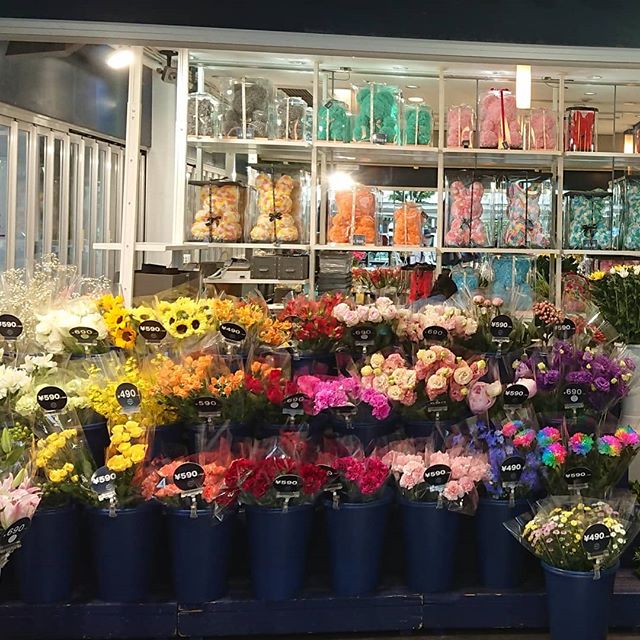 こんばんは、モンソーフルールアトレ川崎店です。今日も鮮やかで華やかなお花が沢山店頭に並んでいます誕生石は有名ですが実は誕生花があるのをご存知でしょうか？今日の誕生花は「シャクヤク」。花言葉は恥じらい、はにかみと可愛らしいお花です…当店にも今旬の花として入荷しております！

お気軽にお問い合わせください！
★★★★★★★★★★★★★★★
〒210ｰ0007
神奈川県川崎市川崎区駅前本町26ｰ1
アトレ川崎1F
TEL＆FAX044ｰ200ｰ6701
★★★★★★★★★★★★★★★★