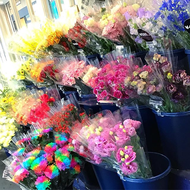 こんにちは、モンソーフルールアトレ川崎店です
本日のお店の様子です！本日は新しくたくさんのお花が入荷して参りました🤗旬のシャクヤクやひまわりなどたくさんのお花が店頭に並んでおります！あいにくの雨ですがお家に色とりどりのお花はいかがですか

お気軽にお問い合わせ下さい！
★★★★★★★★★★★
〒210-0007
神奈川県川崎市川崎区駅前本町26-1
アトレ川崎1F
TEL &FAX044-200-6701
営業時間:10:00〜21:00
★★★★★★★★★★★