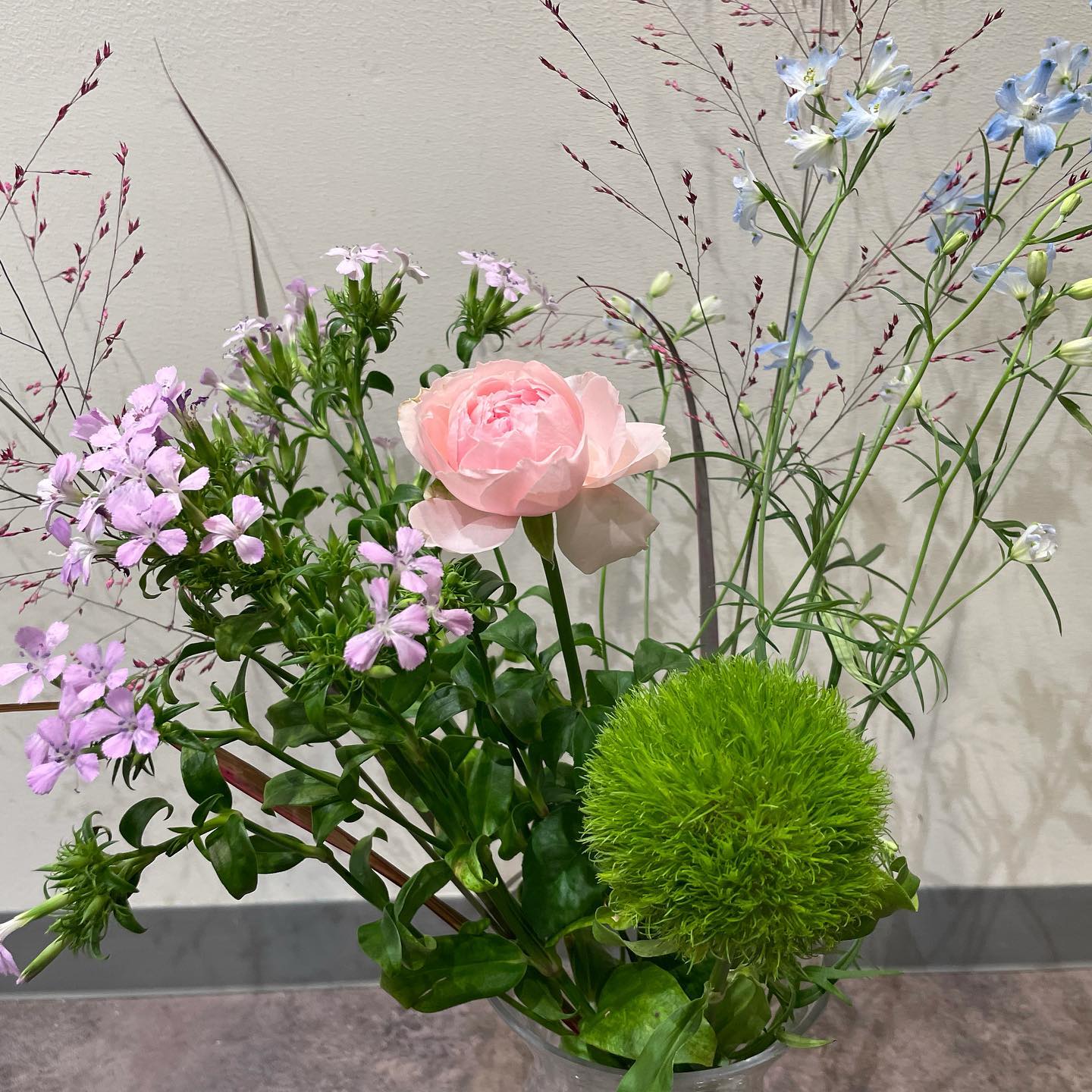 モンソーフルール新宿アルタ店です！！
・
花瓶に花を飾ってみました。
・
口が大きい花瓶はどんな花を飾るか悩みませんか？
・
口が大きいものは花が外に向くので、長さを活かせる花をチョイスすると広がりができるので綺麗に見えますよ️