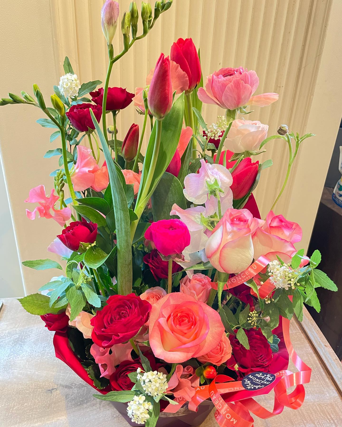 モンソーフルール自由が丘本店です.赤とピンクのお花を入れて作成しました.ご予算、お花の雰囲気ご相談ください️