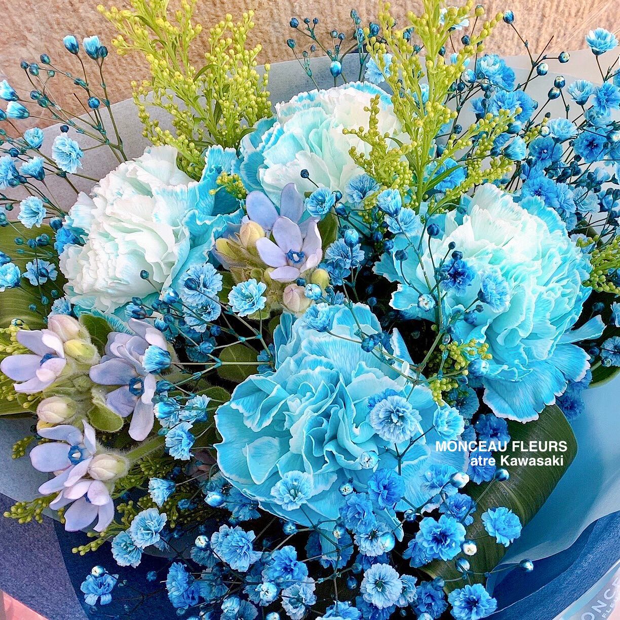 ブルーの花束 こちらは ブルーが イメージカラー の タレントさん に プレゼント されるお花だそうですよ お客様のリクエスト通り 少しだけ差し色 を 入れさせて頂きました 青いお花は 店頭でも 人気色 いつも色んな種類が店頭に並ぶように 心掛けています
