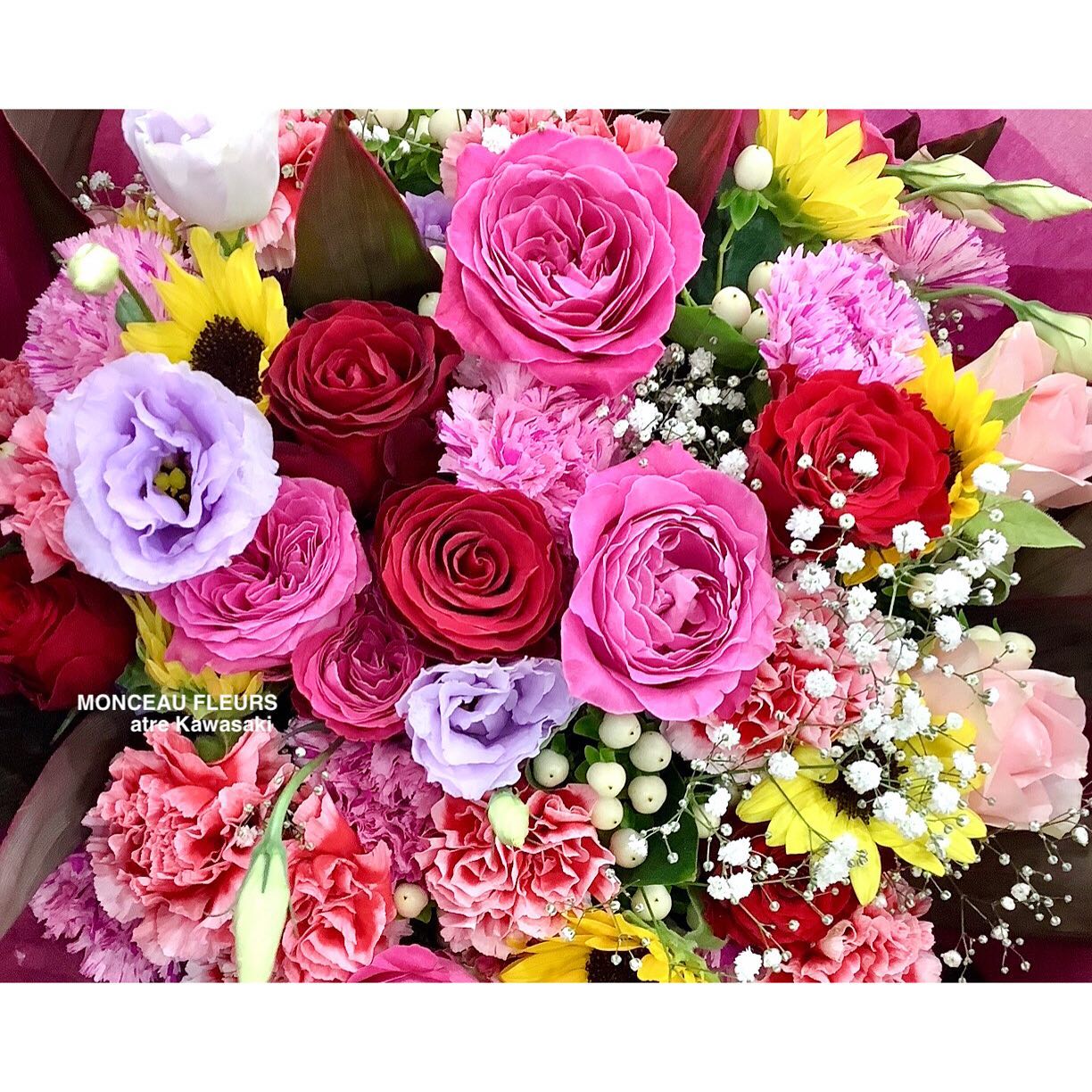 #圧巻のボリューム！！

お客様のリクエストは、
#お任せ！

女性の方のお誕生日、
レッドやピンク色のお花をたっぷりと

もたっぷりと、

差し色にイエローの をお入れして

と、 をプラスさせて頂きました^ ^

・

お花がたっぷり入ったブーケ♪

どうか
お客様が気に入って下さいました様に^ ^

・

ご注文ありがとうございます

#amazing!

・


∞∞∞∞∞∞∞∞∞∞∞∞∞∞∞∞∞∞∞
スタッフ募集中
経験者優遇　未経験者歓迎
下記の宛先まで、履歴書をご送付下さい。

〒230-0051 
神奈川県横浜市鶴見区鶴見中央1-17-5
正木屋ビル1Ｆ
株式会社花芳商店
モンソーフルールアトレ川崎店
採用担当係宛
∞∞∞∞∞∞∞∞∞∞∞∞∞∞∞∞∞∞∞



お気軽にお問い合わせください。
★★★★★★★★★★★★★★★
【モンソーフルール アトレ川崎店】
〒210-0007
神奈川県川崎市川崎区駅前本町26-1
アトレ川崎1F
TEL&FAX:044-200-6701
営業時間:10:00〜21:00
★★★★★★★★★★★★★★★
モンソーフルールはパリ発！
ヨーロッパ有数のフラワーチェーンブランドです。