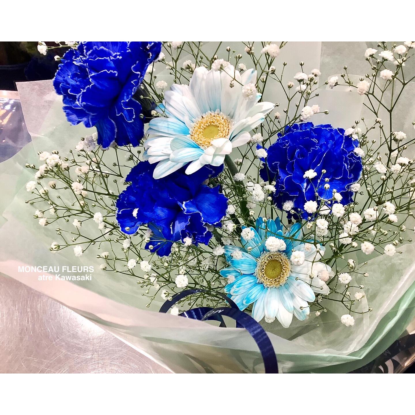 #染め×染めの #コンビネーション！

の"ガーベラ"
　　　　　　　×
の 
・

には、
たまりません^ ^♪

可愛らしい のお花とも
ですよね！！

・

他にも店頭には"青い花"が色々

人気色につき、
常時いろいろな種類を置けるように頑張っていますよ！

"青い花"をお探しの方は、是非！
当店までご相談下さいね^ ^

・
・
・

今週末、9日・10日・11日と
開催中♪

・

スタッフ一同、
店頭でお待ちしております^ ^

・
・
・

受付中♪

・

#敬老祝いのお花、
お申し込みはもうお済みですか？？

"敬老の日"当日到着の受付数には
数に限りがございます

お早目のご注文をお願い致します^ ^

・




・

お気軽にお問い合わせください。
★★★★★★★★★★★★★★★
【モンソーフルール アトレ川崎店】
〒210-0007
神奈川県川崎市川崎区駅前本町26-1
アトレ川崎1F
TEL&FAX:044-200-6701
営業時間:10:00〜21:00
★★★★★★★★★★★★★★★
モンソーフルールはパリ発！
ヨーロッパ有数のフラワーチェーンブランドです。

・

∞∞∞∞∞∞∞∞∞∞∞∞∞∞∞∞∞∞∞
スタッフ募集中
経験者優遇　未経験者歓迎
下記の宛先まで、履歴書をご送付下さい。

〒230-0051 
神奈川県横浜市鶴見区鶴見中央1-17-5
正木屋ビル1Ｆ
株式会社花芳商店
モンソーフルールアトレ川崎店
採用担当係宛
∞∞∞∞∞∞∞∞∞∞∞∞∞∞∞∞∞∞∞

・