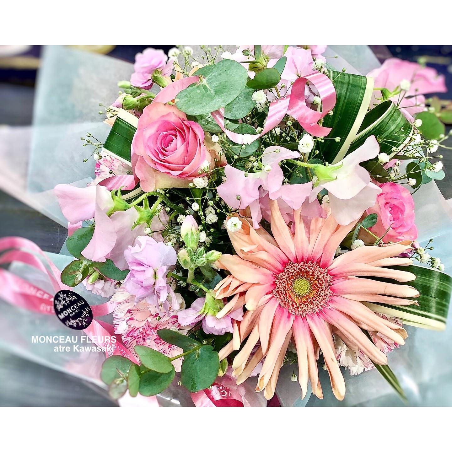 こちらも #ピンク色のブーケ♪

#春のお花！

と のお花をお入れして、

主役は、　
ウネウネと花びらにカーブが入ったような
#不思議なお花！
の です！！

不思議な魅力が、なんとも言えず
 ですよね^_^

たっぷりのお花が詰まった #ラウンドブーケ♪

どうかお客様が、
お喜び下さいましたように

・



#ご注文ありがとうございます♪

・

お気軽にお問い合わせください。
★★★★★★★★★★★★★★★
【モンソーフルール アトレ川崎店】
〒210-0007
神奈川県川崎市川崎区駅前本町26-1
アトレ川崎1F
TEL&FAX:044-200-6701
営業時間:10:00〜21:00
★★★★★★★★★★★★★★★
モンソーフルールはパリ発！
ヨーロッパ有数のフラワーチェーンブランドです。

・

∞∞∞∞∞∞∞∞∞∞∞∞∞∞∞∞∞∞∞
スタッフ募集中
経験者優遇　未経験者歓迎
下記の宛先まで、履歴書をご送付下さい。

〒230-0051 
神奈川県横浜市鶴見区鶴見中央1-17-5
正木屋ビル1Ｆ
株式会社花芳商店
モンソーフルールアトレ川崎店
採用担当係宛
∞∞∞∞∞∞∞∞∞∞∞∞∞∞∞∞∞∞∞