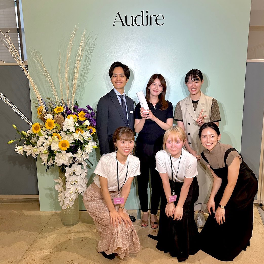 先日、日本テレビのアナウンサーの皆様が作られたアパレルブランド @audire_official  新作発表会の会場装花を担当させていただきました。

夏らしさを表現するひまわりのほか、八重咲の百合やリシアンサス、胡蝶蘭などを使用し、上品ながらも華やかさのあるアレンジに仕上げました。

上品ながらも着やすさも重視された、素敵な新作が揃っておりますので、ぜひ @audire_official 様のInstagramをご覧くださいね！