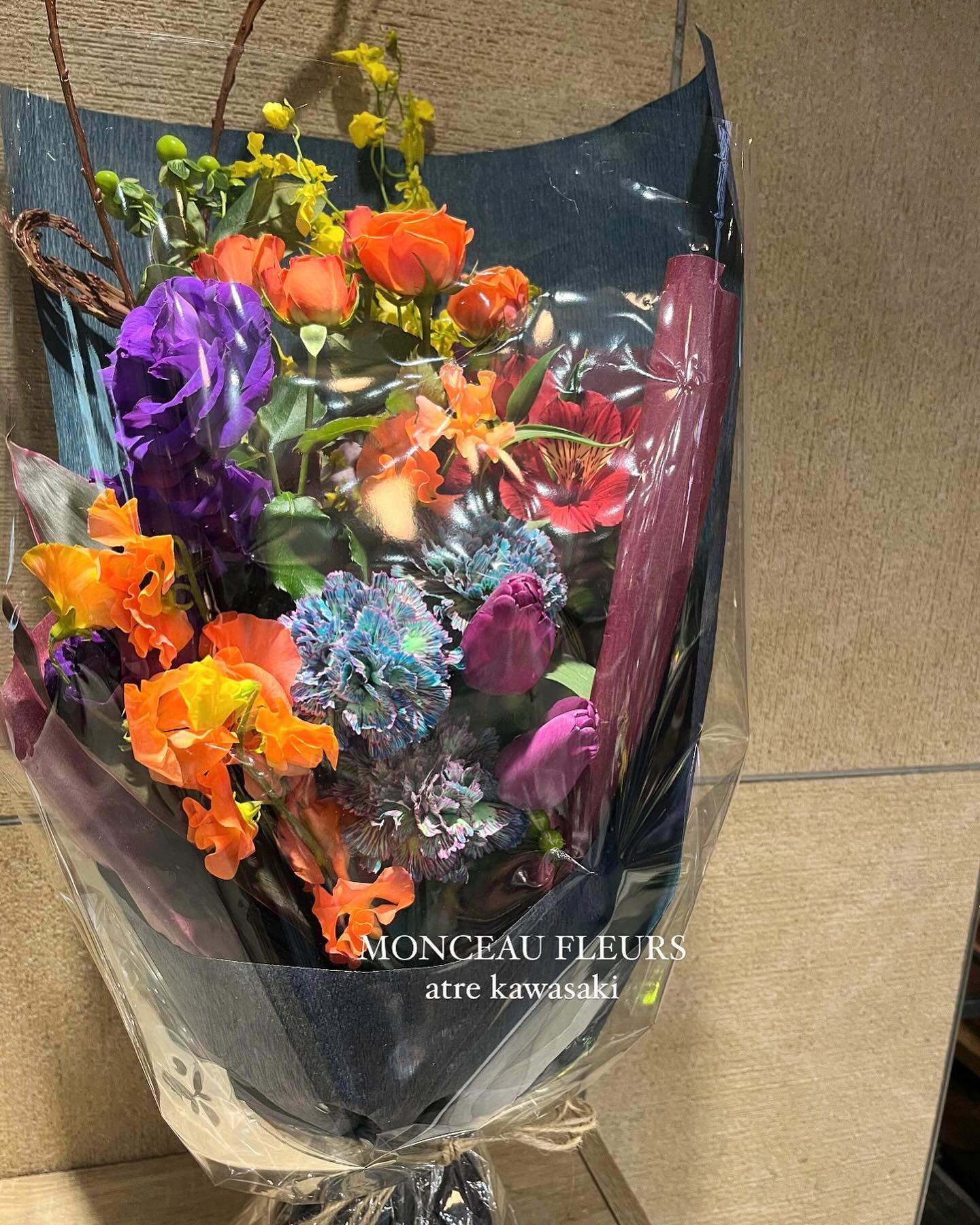 .
 

シックにおまとめしたお花束
スッと上に伸びた石化柳がお洒落な雰囲気を出してくれました😎
様々なシーンに合わせてお花束お作りいたします！