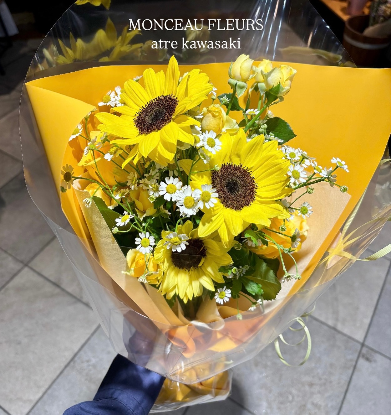 .黄色のお花のみを使用したとてもパワフルなお花束#ひまわり#マトリカリア#黄色ブーケ #プレゼント  #flowergift #花束  #お祝い #ブーケ  #bouquet#フラワーアレンジメント#卒園式 #卒業式 #送別会#誕生日 #記念日#全国配送 #地方発送#お花のある暮らし #モンソーフルール#モンソーフルールアトレ川崎#パリ生まれのお花屋さん#monceaufleurs#川崎花屋お気軽にお問い合わせください。【モンソーフルール アトレ川崎店】〒210-0007神奈川県川崎市川崎区駅前本町26-1アトレ川崎1FTEL&FAX:044-200-6701営業時間:10:00〜21:00