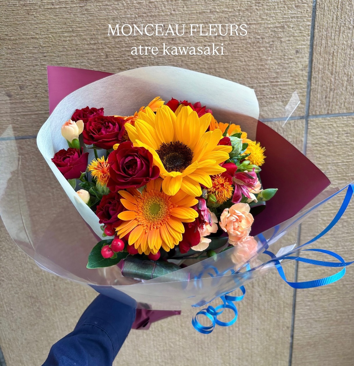 .ひまわりと深みのある赤の組み合わせで、明るいですが大人っぽく見えるような印象に仕上げました🥀#ひまわり #赤バラ #プレゼント  #flowergift #花束  #お祝い #ブーケ  #bouquet#フラワーアレンジメント#卒園式 #卒業式 #送別会#誕生日 #記念日#全国配送 #地方発送#お花のある暮らし #モンソーフルール#モンソーフルールアトレ川崎#パリ生まれのお花屋さん#monceaufleurs#川崎花屋お気軽にお問い合わせください。【モンソーフルール アトレ川崎店】〒210-0007神奈川県川崎市川崎区駅前本町26-1アトレ川崎1FTEL&FAX:044-200-6701営業時間:10:00〜21:00