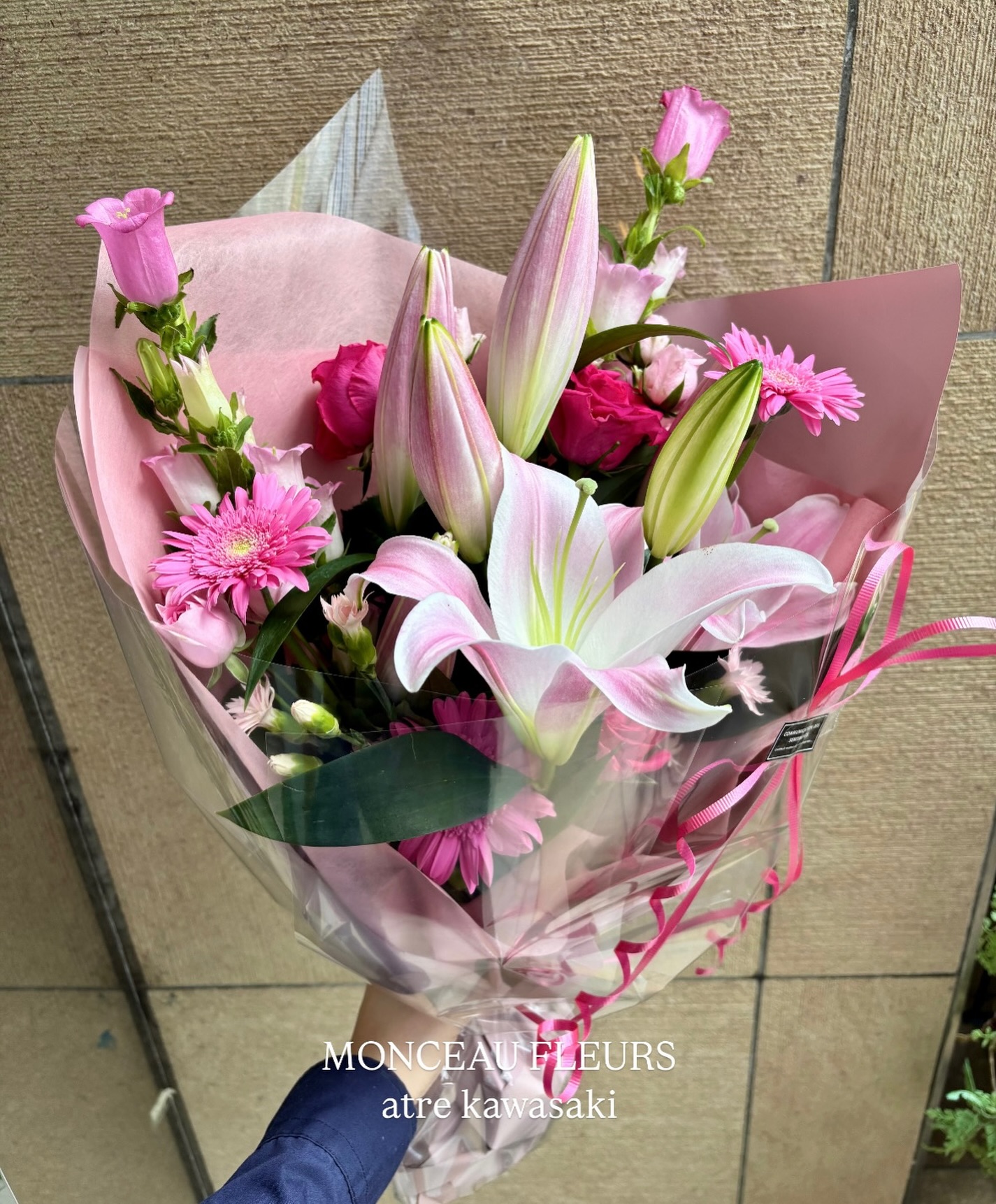 .お客様のご希望で、ピンクのお花のみを使ってお作りいたしましたユリを２本使ってより華やかに仕上がりましたユリの香りにも癒されます#ピンクブーケ#ユリ #ガーベラ  #プレゼント  #flowergift #花束  #お祝い #ブーケ  #bouquet#フラワーアレンジメント#卒園式 #卒業式 #送別会#誕生日 #記念日#全国配送 #地方発送#お花のある暮らし #モンソーフルール#モンソーフルールアトレ川崎#パリ生まれのお花屋さん#monceaufleurs#川崎花屋お気軽にお問い合わせください。【モンソーフルール アトレ川崎店】〒210-0007神奈川県川崎市川崎区駅前本町26-1アトレ川崎1FTEL&FAX:044-200-6701営業時間:10:00〜21:00