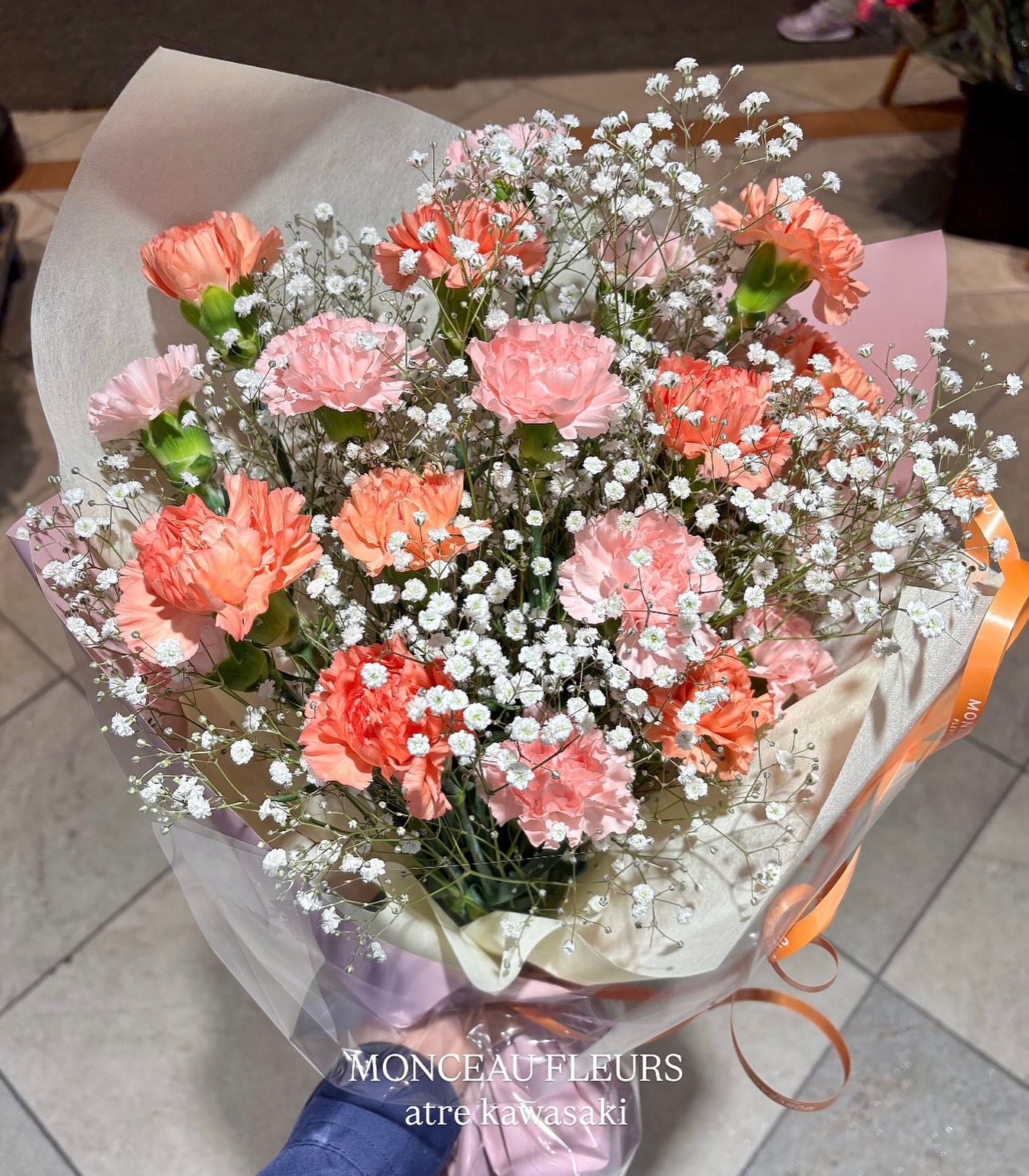 .カーネーションとかすみ草のお花束🧴🫧母の日シーズンに限らず、カーネーションは年間を通して人気なお花です！他の切り花に比べて長持ちするため。この時期特におすすめ♡#カーネーション#かすみ草 #プレゼント  #flowergift #花束  #お祝い #ブーケ  #bouquet#フラワーアレンジメント#卒園式 #卒業式 #送別会#誕生日 #記念日#全国配送 #地方発送#お花のある暮らし #モンソーフルール#モンソーフルールアトレ川崎#パリ生まれのお花屋さん#monceaufleurs#川崎花屋お気軽にお問い合わせください。【モンソーフルール アトレ川崎店】〒210-0007神奈川県川崎市川崎区駅前本町26-1アトレ川崎1FTEL&FAX:044-200-6701営業時間:10:00〜21:00