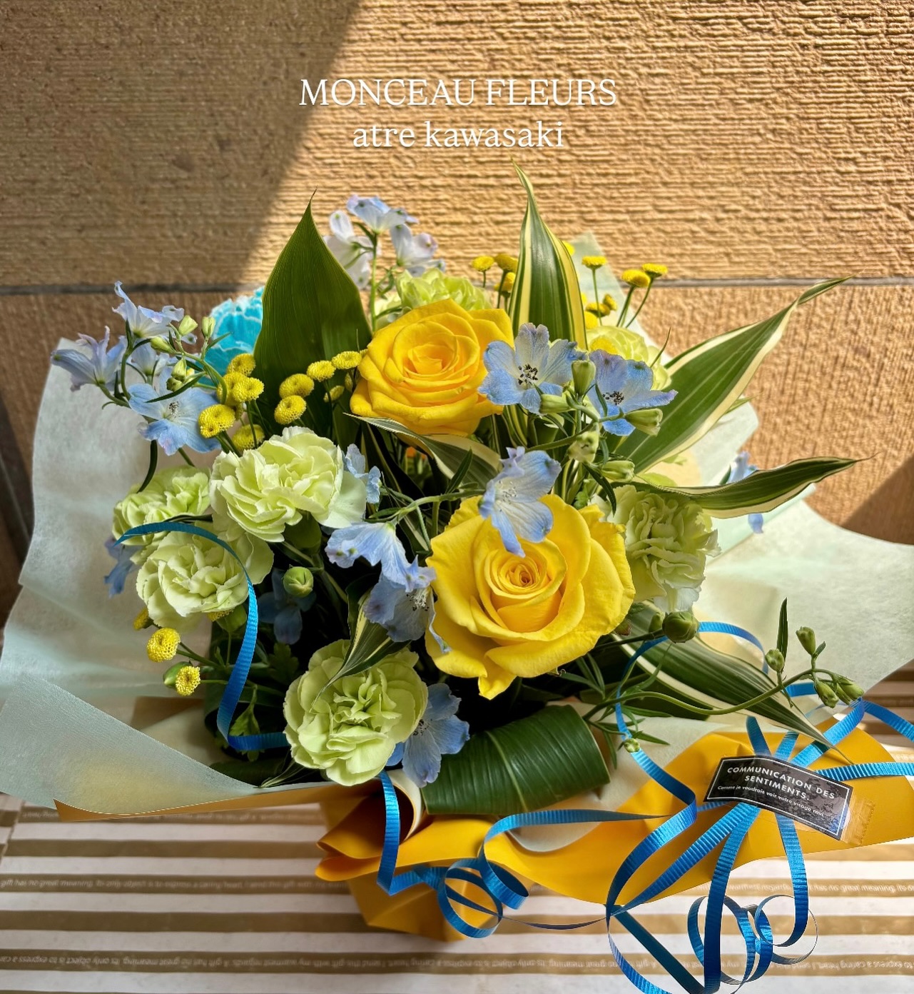 .相性抜群の黄色×青×緑の組み合わせ 夏らしいため、今の時期大人気の組み合わせです！デルフィニウムが可愛いですよね🫣♡#夏アレンジメント#夏アレンジ #黄色のバラ  #プレゼント  #flowergift #花束  #お祝い #ブーケ  #bouquet#フラワーアレンジメント#卒園式 #卒業式 #送別会#誕生日 #記念日#全国配送 #地方発送#お花のある暮らし #モンソーフルール#モンソーフルールアトレ川崎#パリ生まれのお花屋さん#monceaufleurs#川崎花屋お気軽にお問い合わせください。【モンソーフルール アトレ川崎店】〒210-0007神奈川県川崎市川崎区駅前本町26-1アトレ川崎1FTEL&FAX:044-200-6701営業時間:10:00〜21:00