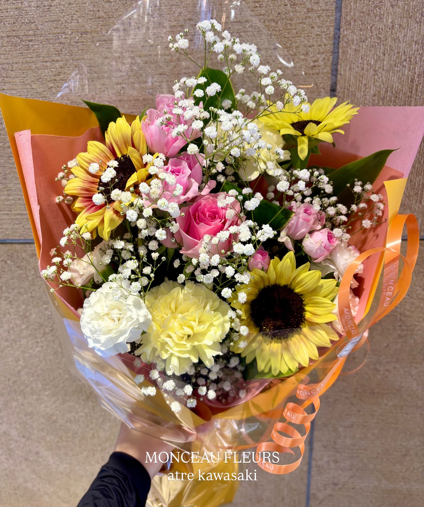 .ボリュームたっぷりのかすみ草を入れると、ふんわりとした可愛らしいお花束になります🫧どんなお花とも相性がいいので大人気 ◎♡ #かすみ草#夏ブーケ#ひまわり #プレゼント  #flowergift #花束  #お祝い #ブーケ  #bouquet#フラワーアレンジメント#卒園式 #卒業式 #送別会#誕生日 #記念日#全国配送 #地方発送#お花のある暮らし #モンソーフルール#モンソーフルールアトレ川崎#パリ生まれのお花屋さん#monceaufleurs#川崎花屋お気軽にお問い合わせください。【モンソーフルール アトレ川崎店】〒210-0007神奈川県川崎市川崎区駅前本町26-1アトレ川崎1FTEL&FAX:044-200-6701営業時間:10:00〜21:00