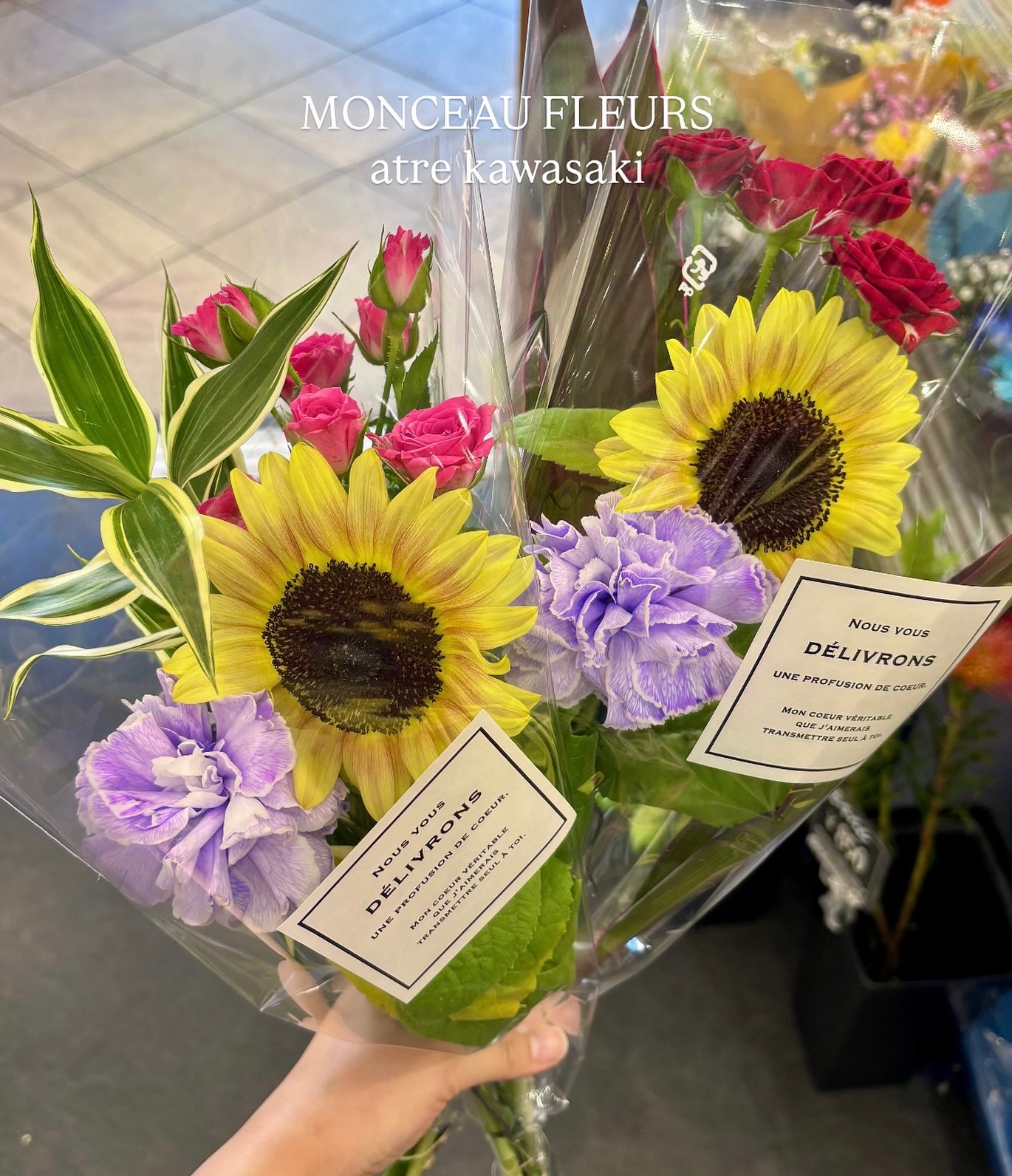 .季節のお花を入れて、カジュアルにおまとめしているデイリーブーケ 🕊お花選びが難しいと感じる方には特におすすめです！インテリアにもプレゼントにも◎プラス料金でラッピングも可能です #季節の花#インテリアブーケ #ひまわり #プレゼント  #flowergift #花束  #お祝い #ブーケ  #bouquet#フラワーアレンジメント#卒園式 #卒業式 #送別会#誕生日 #記念日#全国配送 #地方発送#お花のある暮らし #モンソーフルール#モンソーフルールアトレ川崎#パリ生まれのお花屋さん#monceaufleurs#川崎花屋お気軽にお問い合わせください。【モンソーフルール アトレ川崎店】〒210-0007神奈川県川崎市川崎区駅前本町26-1アトレ川崎1FTEL&FAX:044-200-6701営業時間:10:00〜21:00