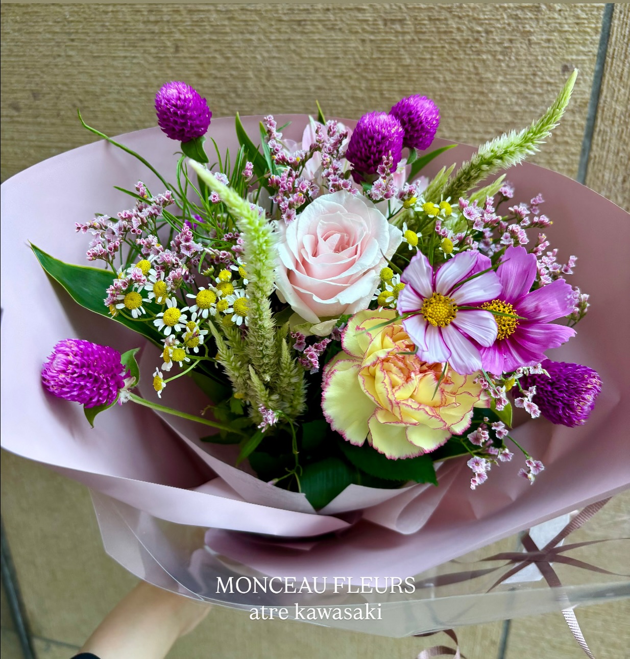 .グリーンのケイトウやセンニチコウ、コスモスなど、今の時期のお花を沢山使ったブーケ お花束やアレンジメントのご注文はお電話またはメール、店頭にてお待ちしております #季節の花 #プレゼント  #flowergift #花束  #お祝い #ブーケ  #bouquet#フラワーアレンジメント#卒園式 #卒業式 #送別会#誕生日 #記念日#全国配送 #地方発送#お花のある暮らし #モンソーフルール#モンソーフルールアトレ川崎#パリ生まれのお花屋さん#monceaufleurs#川崎花屋お気軽にお問い合わせください。【モンソーフルール アトレ川崎店】〒210-0007神奈川県川崎市川崎区駅前本町26-1アトレ川崎1FTEL&FAX:044-200-6701営業時間:10:00〜21:00