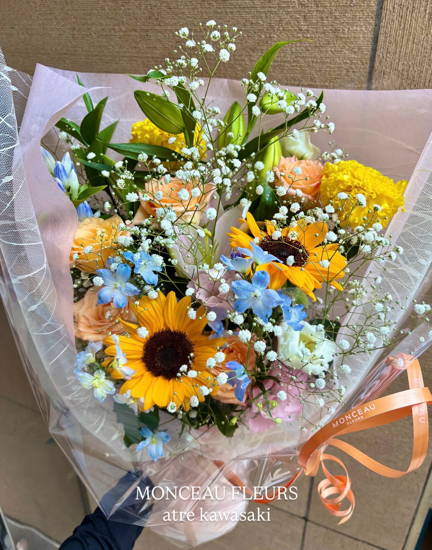 .お客様のご要望で、カラフルだけど淡い組み合わせに🫖デルフィニウムのブルーがアクセントとなってとても可愛く仕上がりました  #プレゼント  #flowergift #花束  #お祝い #ブーケ  #bouquet#フラワーアレンジメント#卒園式 #卒業式 #送別会#誕生日 #記念日#全国配送 #地方発送#お花のある暮らし #モンソーフルール#モンソーフルールアトレ川崎#パリ生まれのお花屋さん#monceaufleurs#川崎花屋お気軽にお問い合わせください。【モンソーフルール アトレ川崎店】〒210-0007神奈川県川崎市川崎区駅前本町26-1アトレ川崎1FTEL&FAX:044-200-6701営業時間:10:00〜21:00