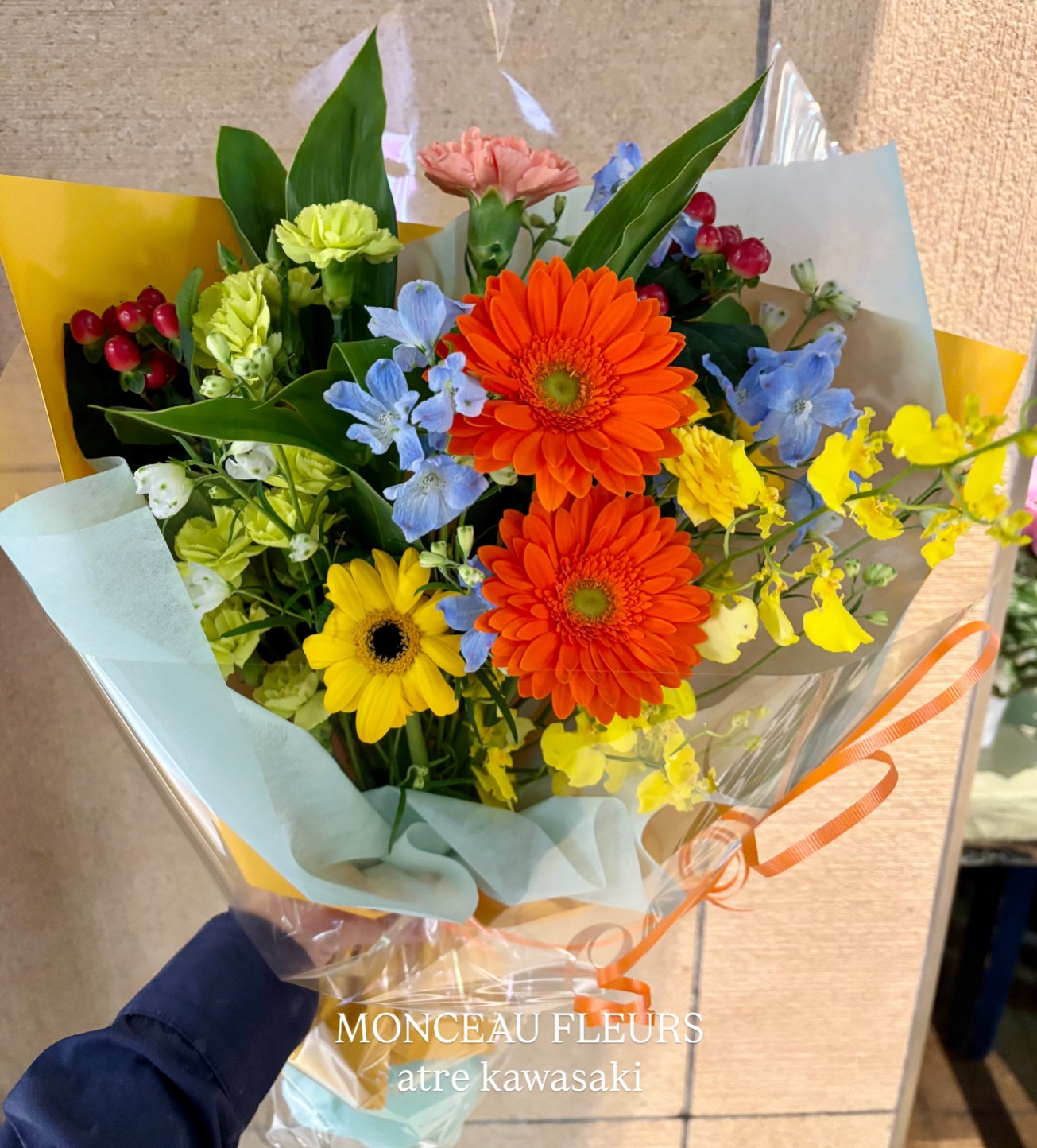 .鮮やかなオレンジが映えるお花束 デルフィニウムを入れてブルーをアクセントにしました🧊 #ガーベラ#デルフィニウム #プレゼント #flowergift #花束 #お祝い #ブーケ #bouquet#フラワーアレンジメント#卒園式 #卒業式 #送別会#誕生日 #記念日#全国配送 #地方発送#お花のある暮らし #モンソーフルール#モンソーフルールアトレ川崎#パリ生まれのお花屋さん#monceaufleurs#川崎花屋お気軽にお問い合わせください。【モンソーフルール アトレ川崎店】〒210-0007神奈川県川崎市川崎区駅前本町26-1アトレ川崎1FTEL&FAX:044-200-6701営業時間:10:00〜21:00