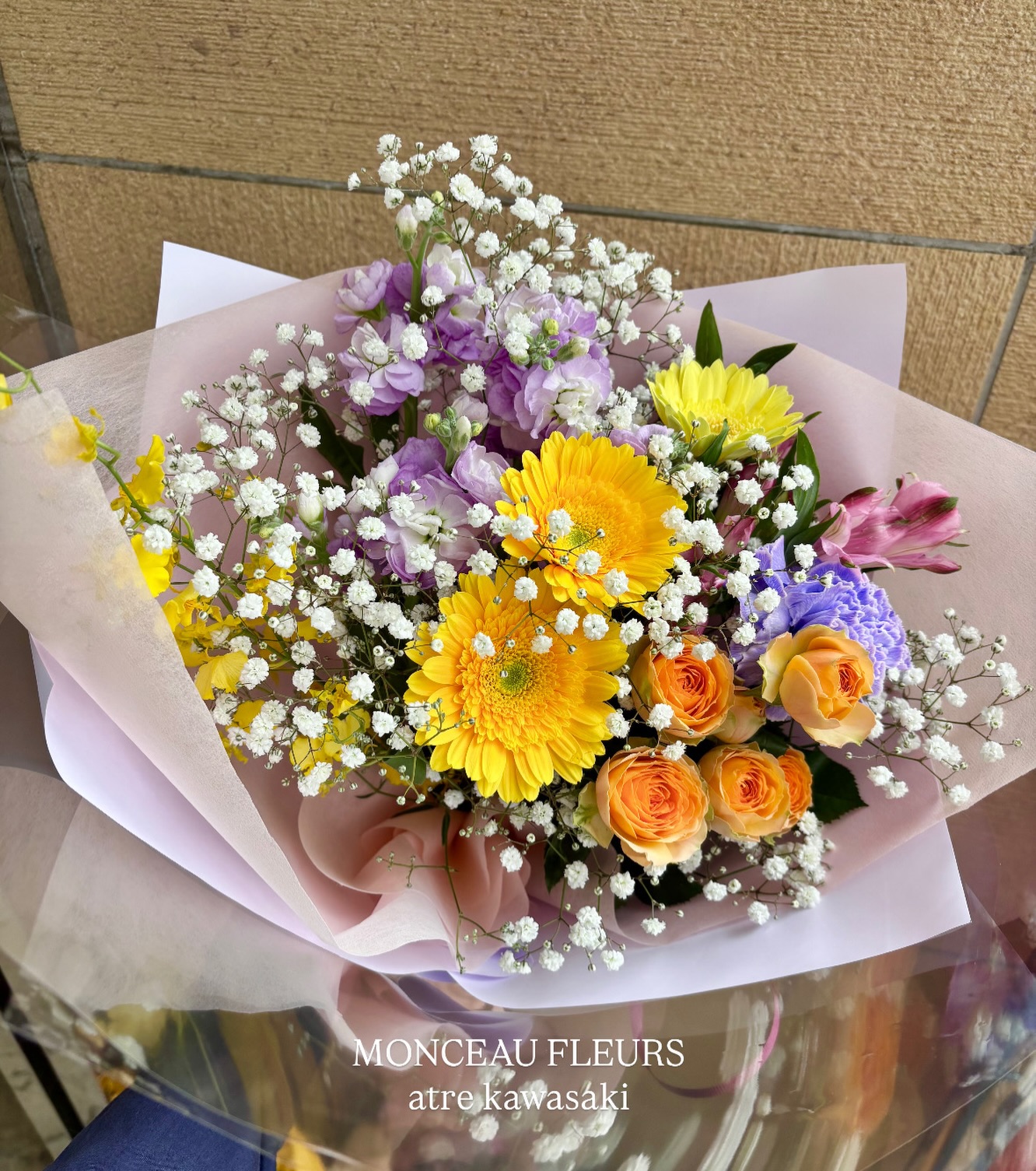 .かすみ草を使ってモコモコと可愛いブーケに 🐏黄色と紫の組み合わせで、程よい明るさにお作りいたしました #ガーベラ#ストック #プレゼント #flowergift #花束 #お祝い #ブーケ #bouquet#フラワーアレンジメント#卒園式 #卒業式 #送別会#誕生日 #記念日#全国配送 #地方発送#お花のある暮らし #モンソーフルール#モンソーフルールアトレ川崎#パリ生まれのお花屋さん#monceaufleurs#川崎花屋お気軽にお問い合わせください。【モンソーフルール アトレ川崎店】〒210-0007神奈川県川崎市川崎区駅前本町26-1アトレ川崎1FTEL&FAX:044-200-6701営業時間:10:00〜21:00