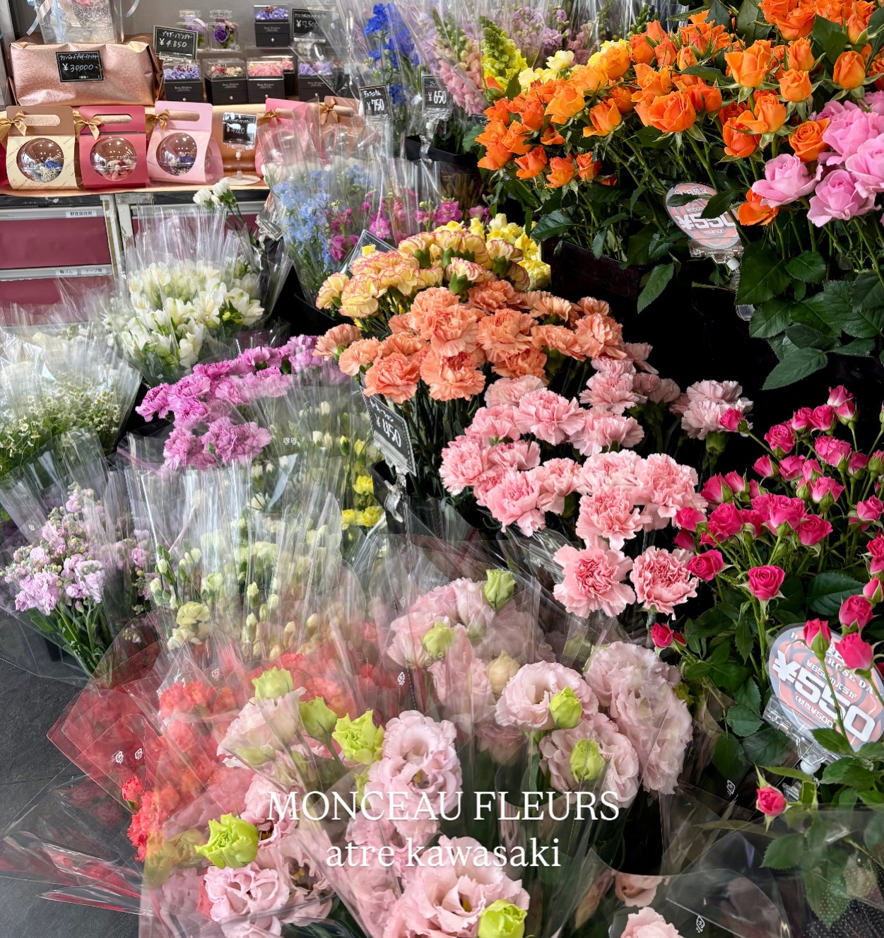 .本日はお花の入荷日☃️⁡鮮やかなお花たち沢山入荷しております！⁡成人式のご予約も承っております #切り花入荷日 #春のお花  #プレゼント  #flowergift #花束  #お祝い #ブーケ  #bouquet#フラワーアレンジメント#卒園式 #卒業式 #送別会#誕生日 #記念日#全国配送 #地方発送#お花のある暮らし #モンソーフルール#モンソーフルールアトレ川崎#パリ生まれのお花屋さん#monceaufleurs#川崎花屋お気軽にお問い合わせください。【モンソーフルール アトレ川崎店】〒210-0007神奈川県川崎市川崎区駅前本町26-1アトレ川崎1FTEL&FAX:044-200-6701営業時間:10:00〜21:00