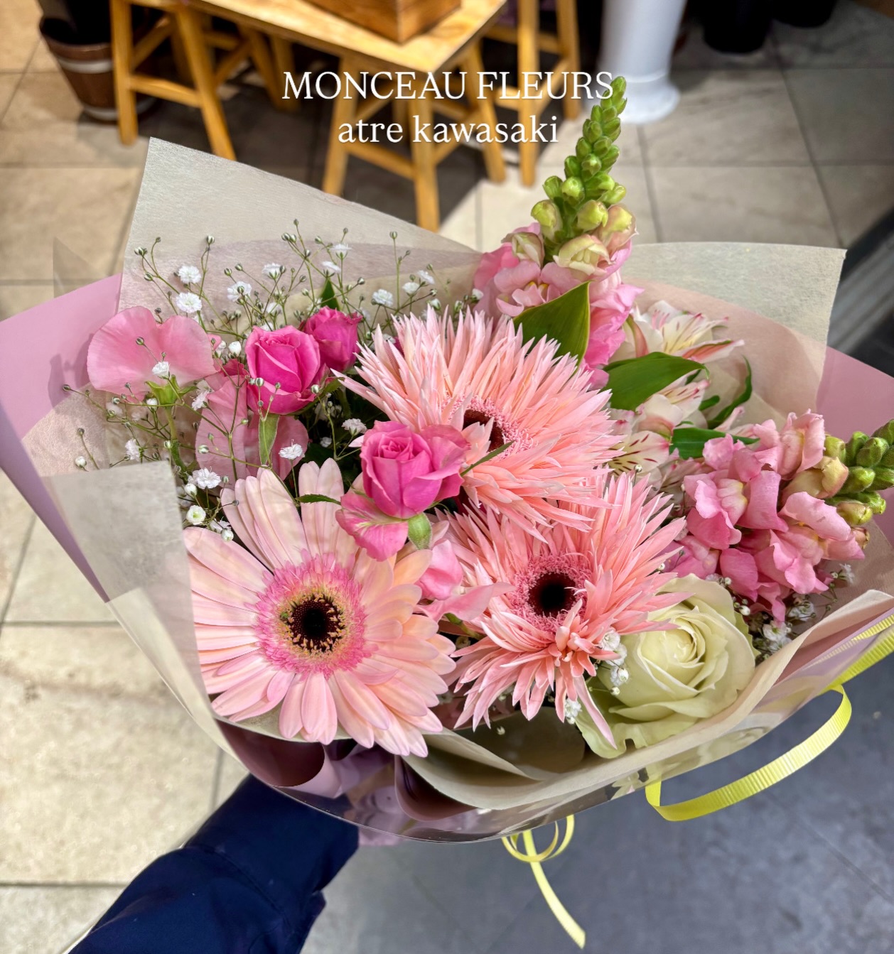 .⁡淡いピンクを基調にしたブーケ 🩰⁡可愛らしい雰囲気の方におすすめのカラーです！ #プレゼント  #flowergift #花束  #お祝い #ブーケ  #bouquet#フラワーアレンジメント#卒園式 #卒業式 #送別会#誕生日 #記念日#全国配送 #地方発送#お花のある暮らし #モンソーフルール#モンソーフルールアトレ川崎#パリ生まれのお花屋さん#monceaufleurs#川崎花屋お気軽にお問い合わせください。【モンソーフルール アトレ川崎店】〒210-0007神奈川県川崎市川崎区駅前本町26-1アトレ川崎1FTEL&FAX:044-200-6701営業時間:10:00〜21:00