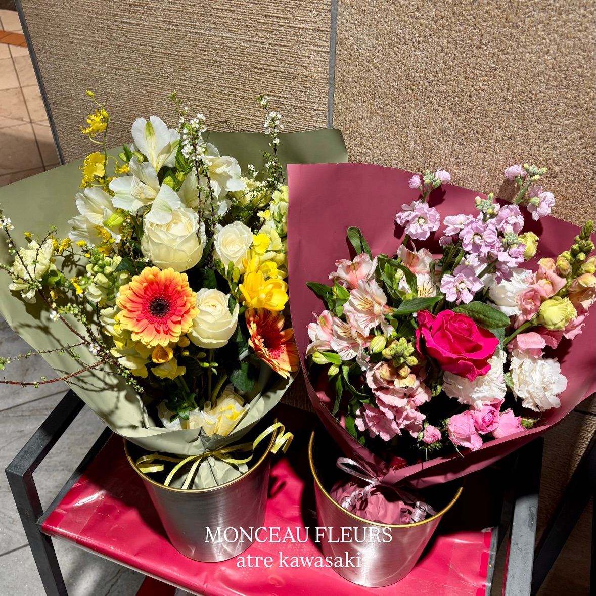 .⁡当店では、その場ですぐにお持ち帰りいただけるお花束をご用意しております⁡お急ぎの方や、お花やお色味等お任せでご注文を考えている方におすすめです ⟡.·*.⁡もちろん一からのオーダーも受け付けております #プレゼント  #flowergift #花束  #お祝い #ブーケ  #bouquet#フラワーアレンジメント#卒園式 #卒業式 #送別会#誕生日 #記念日#全国配送 #地方発送#お花のある暮らし #モンソーフルール#モンソーフルールアトレ川崎#パリ生まれのお花屋さん#monceaufleurs#川崎花屋お気軽にお問い合わせください。【モンソーフルール アトレ川崎店】〒210-0007神奈川県川崎市川崎区駅前本町26-1アトレ川崎1FTEL&FAX:044-200-6701営業時間:10:00〜21:00