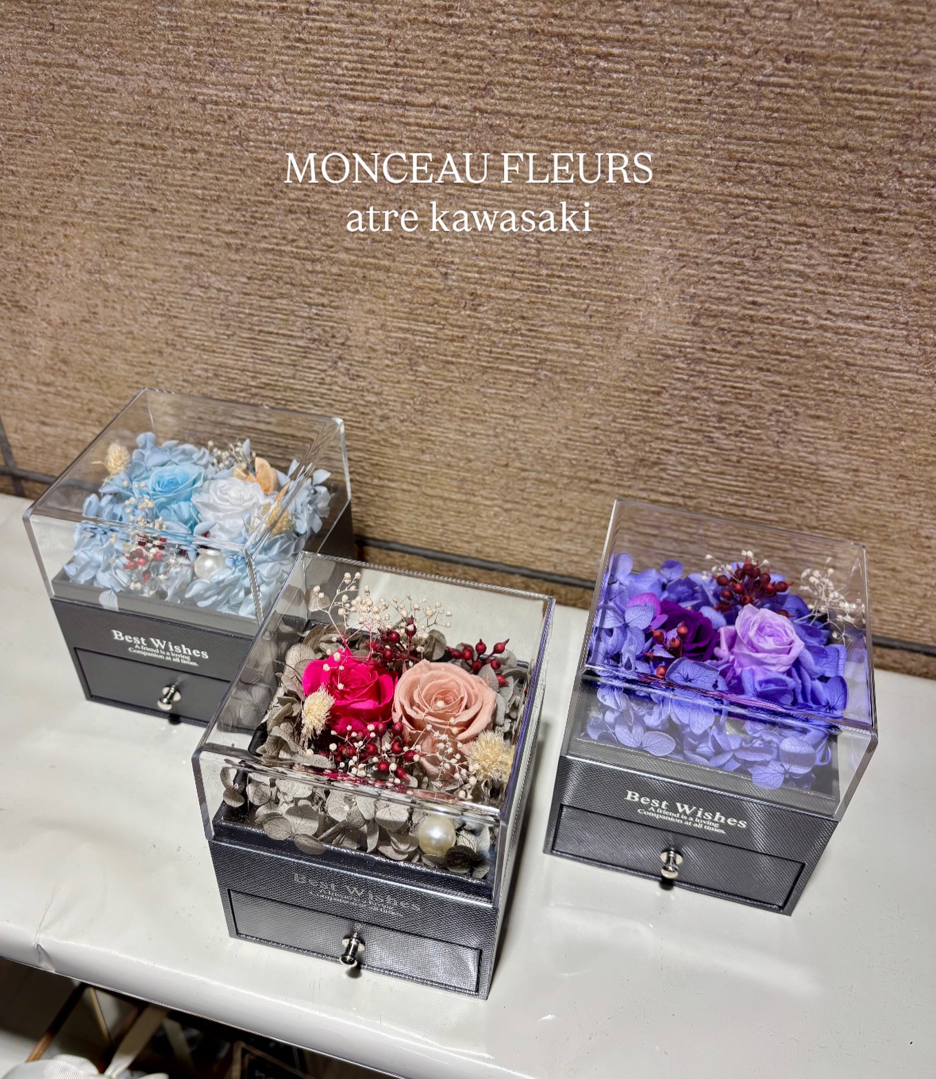 .⁡リングケースとしてお使いいただける #プリザーブドフラワー ️⁡引き出しを開けると、お気に入りのリングを収納出来るようになっています🥀⁡特別なプレゼントにおすすめ-`⋆ ミモザの他には  #ロウバイ  #ボケ  #アカメヤナギ #ユキヤナギ もございます #プレゼント  #flowergift #花束  #お祝い #ブーケ  #bouquet#フラワーアレンジメント#卒園式 #卒業式 #送別会#誕生日 #記念日#全国配送 #地方発送#お花のある暮らし #モンソーフルール#モンソーフルールアトレ川崎#パリ生まれのお花屋さん#monceaufleurs#川崎花屋お気軽にお問い合わせください。【モンソーフルール アトレ川崎店】〒210-0007神奈川県川崎市川崎区駅前本町26-1アトレ川崎1FTEL&FAX:044-200-6701営業時間:10:00〜21:00