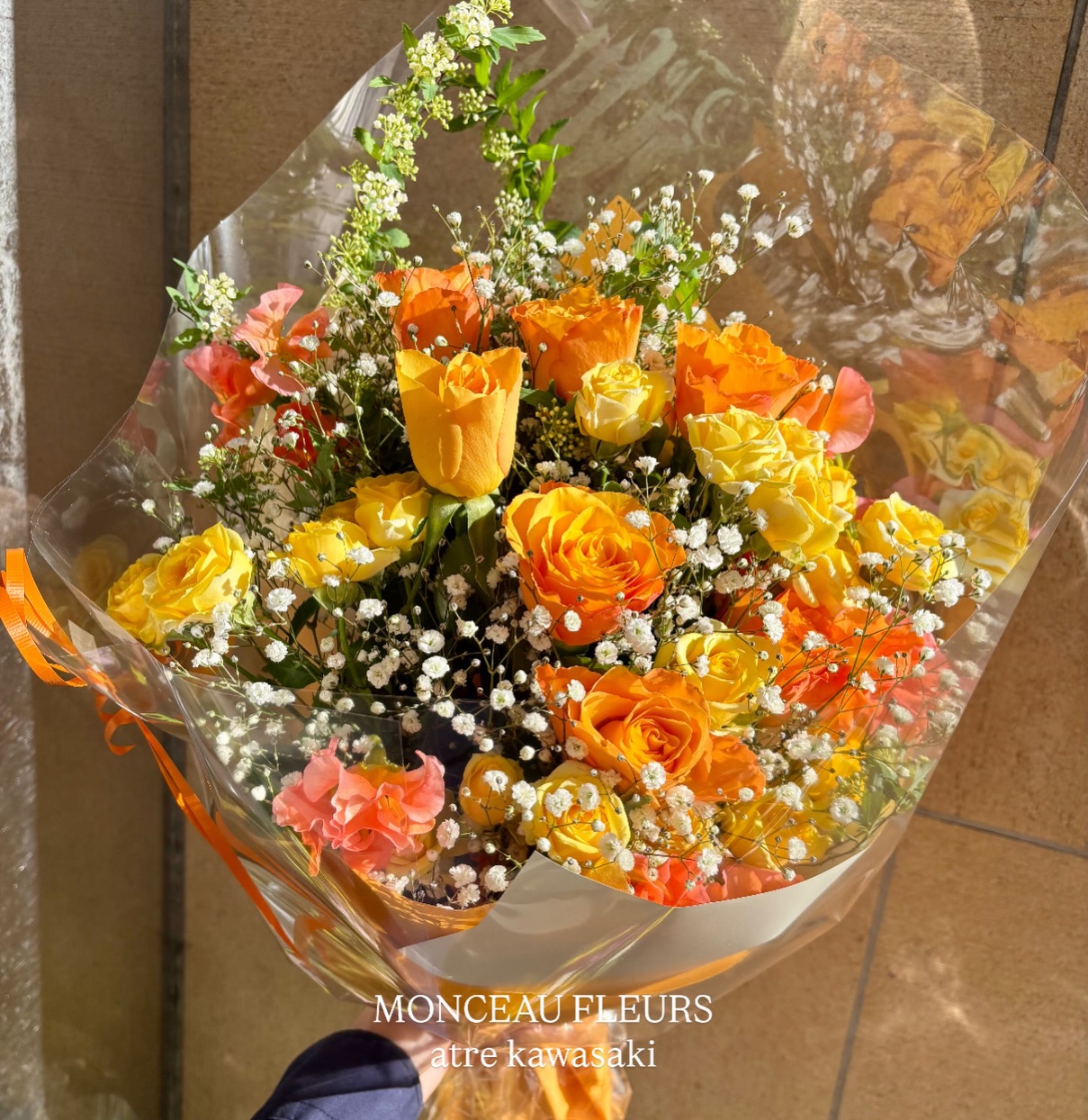 .⁡プロポーズでのオーダーでお作りしたブーケ🍋⁡コデマリやかすみ草と合わせて、バラがより引き立つようにお作りいたしました⁡プロポーズでお渡しするお花束のオーダー、大変多くいただいております🏻‍♀️⁡花材のご指定がある場合は、お受け取りの1週間前までにはご予約をお願いしております。⁡ #プロポーズ #コデマリ #バラ #プレゼント  #flowergift #花束  #お祝い #ブーケ  #bouquet#フラワーアレンジメント#卒園式 #卒業式 #送別会#誕生日 #記念日#全国配送 #地方発送#お花のある暮らし #モンソーフルール#モンソーフルールアトレ川崎#パリ生まれのお花屋さん#monceaufleurs#川崎花屋お気軽にお問い合わせください。【モンソーフルール アトレ川崎店】〒210-0007神奈川県川崎市川崎区駅前本町26-1アトレ川崎1FTEL&FAX:044-200-6701営業時間:10:00〜21:00