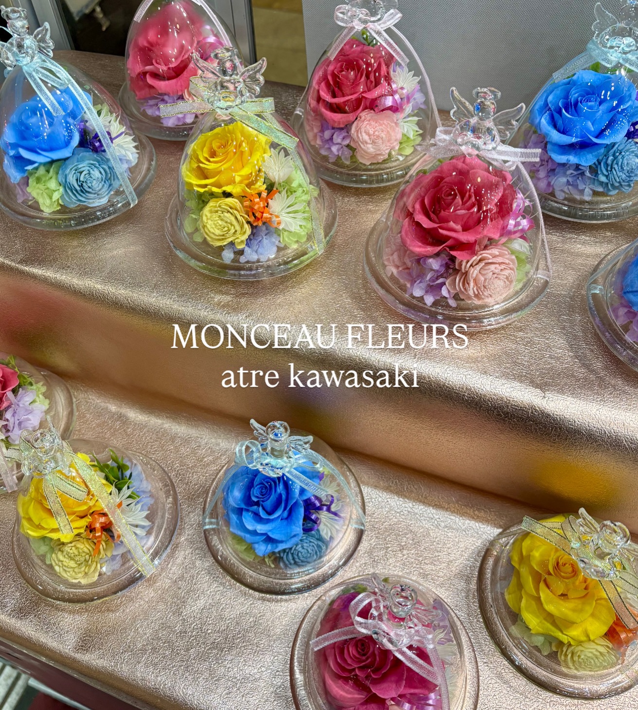 .⁡ガラスドームのプリザーブドフラワー🍋⁡プリザーブドフラワーならではの鮮やかさを保ったこちらは、ガラスドームに入った高級感のあるギフトです 🕊️⁡特別なギフトにいかがでしょうか？️⁡ガラスドームプリザーブドフラワー: ￥5,500⁡ #プリザーブドフラワー#ガラスドーム #プレゼント  #flowergift #花束  お祝い ブーケ  bouquetフラワーアレンジメント卒園式 卒業式 送別会誕生日 記念日全国配送 地方発送お花のある暮らし モンソーフルールモンソーフルールアトレ川崎パリ生まれのお花屋さんmonceaufleurs川崎花屋お気軽にお問い合わせください。【モンソーフルール アトレ川崎店】〒210-0007神奈川県川崎市川崎区駅前本町26-1アトレ川崎1FTEL&FAX:044-200-6701営業時間:10:00〜21:00