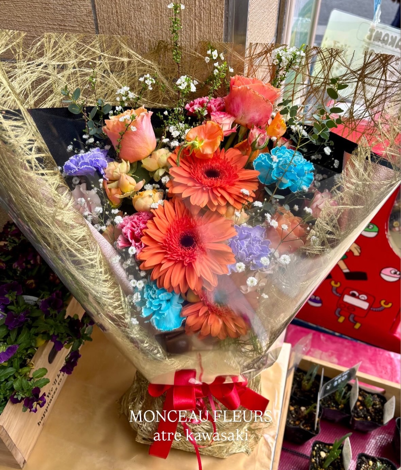 .⁡大きなガーベラが特徴のカラフルブーケ⁡⁡ユキヤナギやかすみ草など、細かいお花がポイントです🛁⁡ #ガーベラ #プレゼント  #flowergift  #花束  #ブーケ お気軽にお問い合わせください。【モンソーフルール アトレ川崎店】〒210-0007神奈川県川崎市川崎区駅前本町26-1アトレ川崎1FTEL&FAX:044-200-6701営業時間:10:00〜21:00