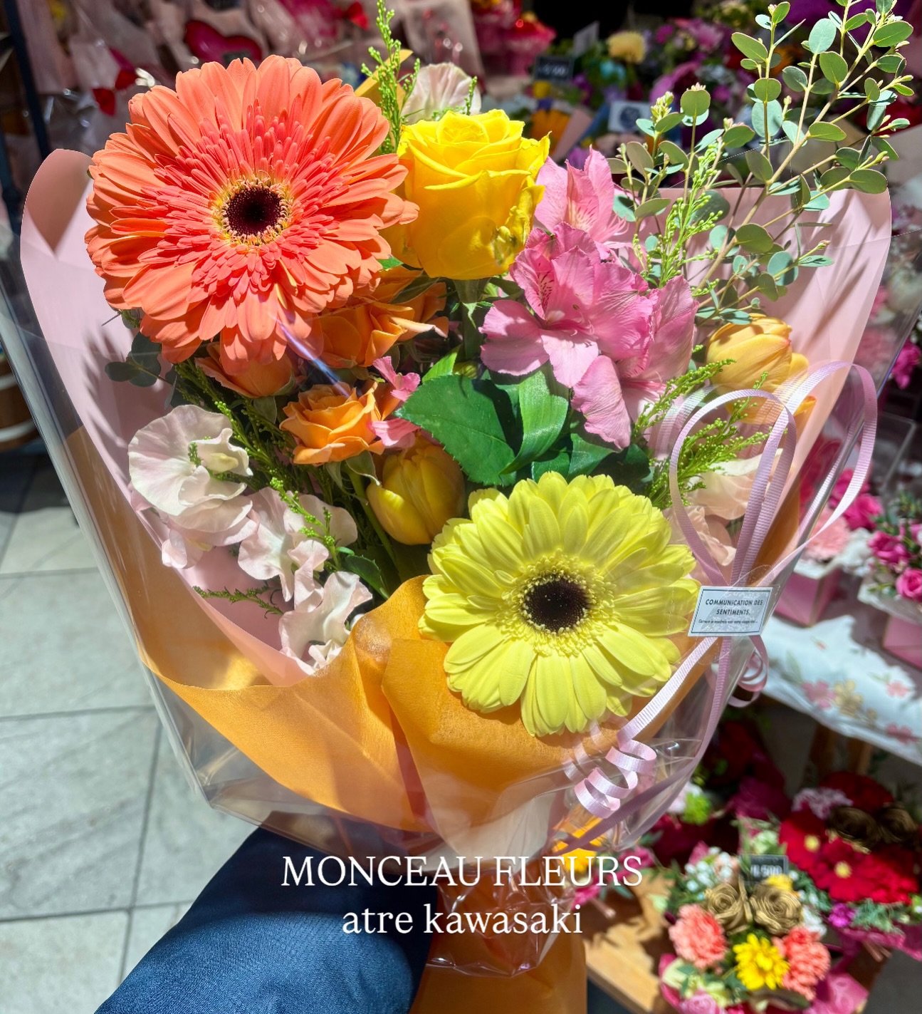 .大人気の大輪ガーベラが入ったお花束ガーベラは毎回ランダムで、可愛らしい色が沢山入荷します明るい華やかなブーケやアレンジメントがご希望の方は、ガーベラを選んでみてください #ガーベラ #プレゼント #flowergift #花束 #ブーケ お気軽にお問い合わせください。【モンソーフルール アトレ川崎店】〒210-0007神奈川県川崎市川崎区駅前本町26-1アトレ川崎1FTEL&FAX:044-200-6701営業時間:10:00〜21:00