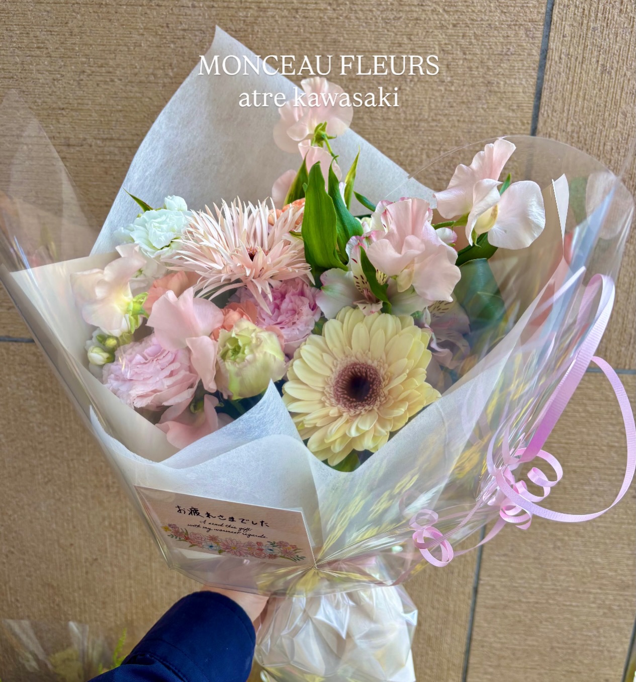 .淡いピンクやオレンジ、白など可愛らしいお色だけでまとめたブーケ🩰スイートピーが加わると、ブーケが一気に春らしくなります️ #ガーベラ #プレゼント #flowergift #花束 #ブーケ お気軽にお問い合わせください。【モンソーフルール アトレ川崎店】〒210-0007神奈川県川崎市川崎区駅前本町26-1アトレ川崎1FTEL&FAX:044-200-6701営業時間:10:00〜21:00