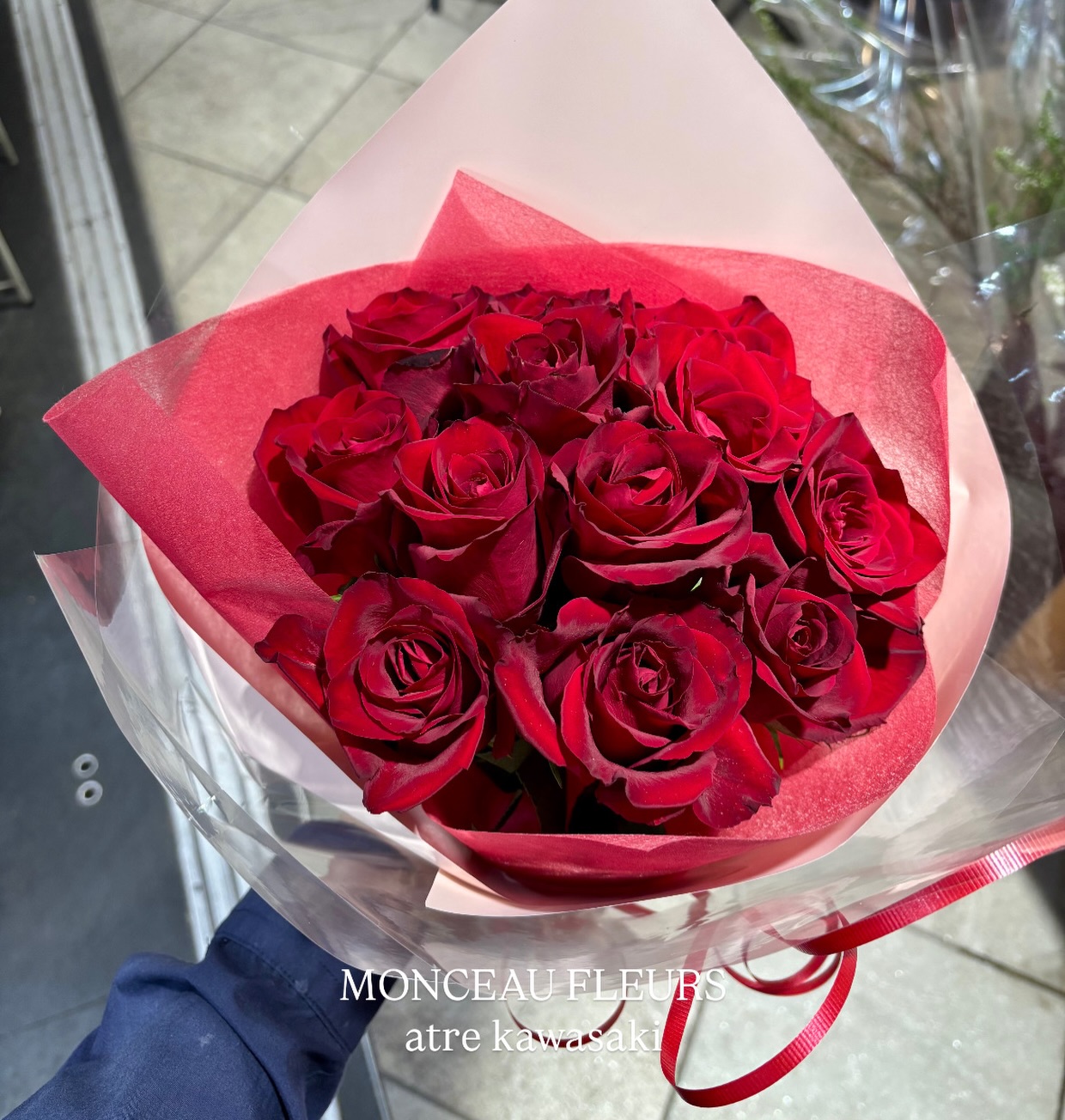 .プロポーズのバラのブーケ「結婚してください」の意味が込められた、赤いバラ12本でご注文されるお客様が多いですご注文される場合はお早めのご予約をお願いしております。 #バラ #プロポーズ #プレゼント #flowergift #花束 お気軽にお問い合わせください。【モンソーフルール アトレ川崎店】〒210-0007神奈川県川崎市川崎区駅前本町26-1アトレ川崎1FTEL&FAX:044-200-6701営業時間:10:00〜21:00