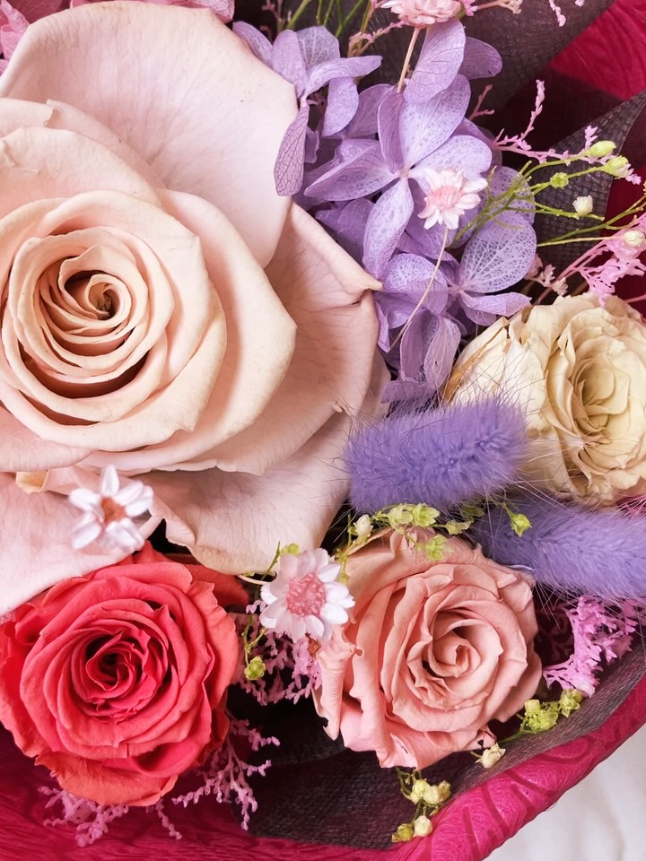 母の日のオススメギフト新作のプリザーブドブーケが入荷ですプリザーブドフラワーは生花を加工して数年単位で飾っていただけるお花です湿気や日差しを避けて飾っていただくと長持ちしますよスタッフが心を込めて手作りさせていただきました今後も入荷の予定はありますが、どれも手作りなので一品限りです！ほかにもプリザーブドフラワーはお取り扱いしてますので、お気軽に店頭でご覧ください4月中にご注文の方には母の日用メッセージカードを無料でお付けいたしますご予約お待ちしております#母の日  #母の日プレゼント#母の日ギフト受付中 #全国配送 #プリザーブドフラワーギフト お気軽にお問い合わせください。【モンソーフルール アトレ川崎店】〒210-0007神奈川県川崎市川崎区駅前本町26-1アトレ川崎1FTEL&FAX:044-200-6701営業時間:10:00〜21:00