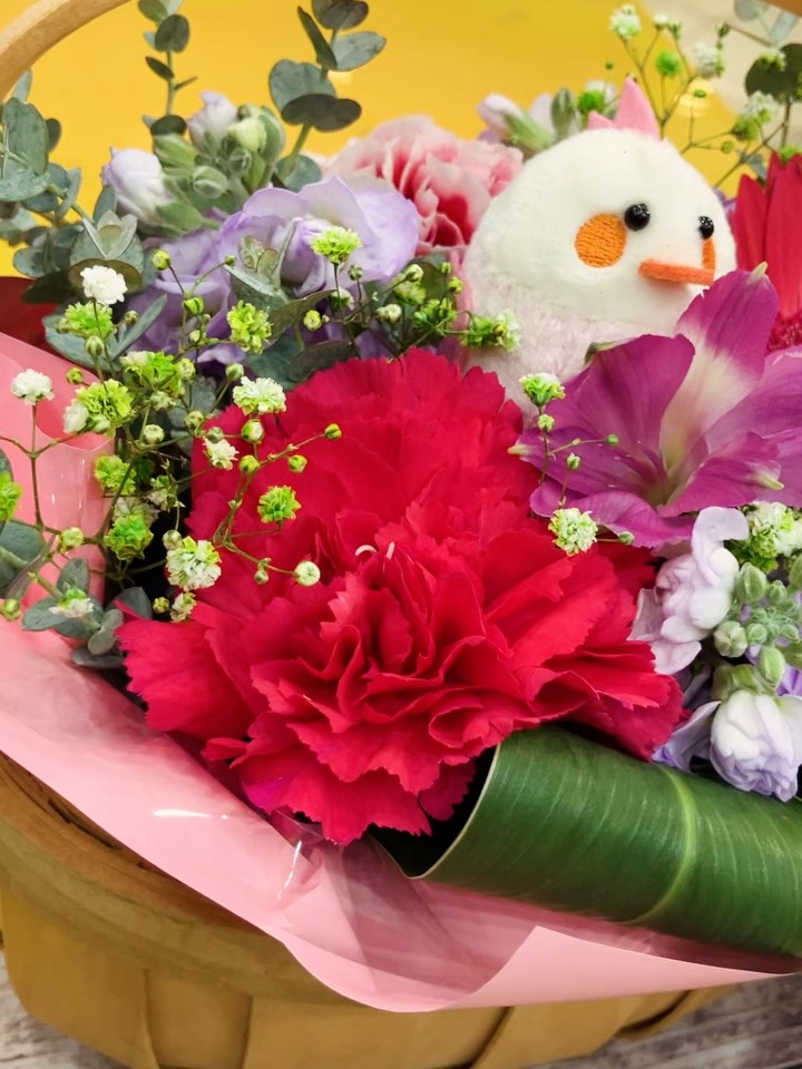 かわいい小鳥入りバスケットアレンジお花が終わった後小鳥ちゃんはそのまま飾ってお楽しみいただけます️ご自宅やプレゼントにぜひいかがでしょうか？#プレゼント#鳥グッズ #フラワーアレンジ #川崎花屋#flowerstagram お気軽にお問い合わせください。【モンソーフルール　アトレ川崎店】〒210-0007神奈川県川崎市川崎区駅前本町26-1アトレ川崎1FTEL 044-200-6701