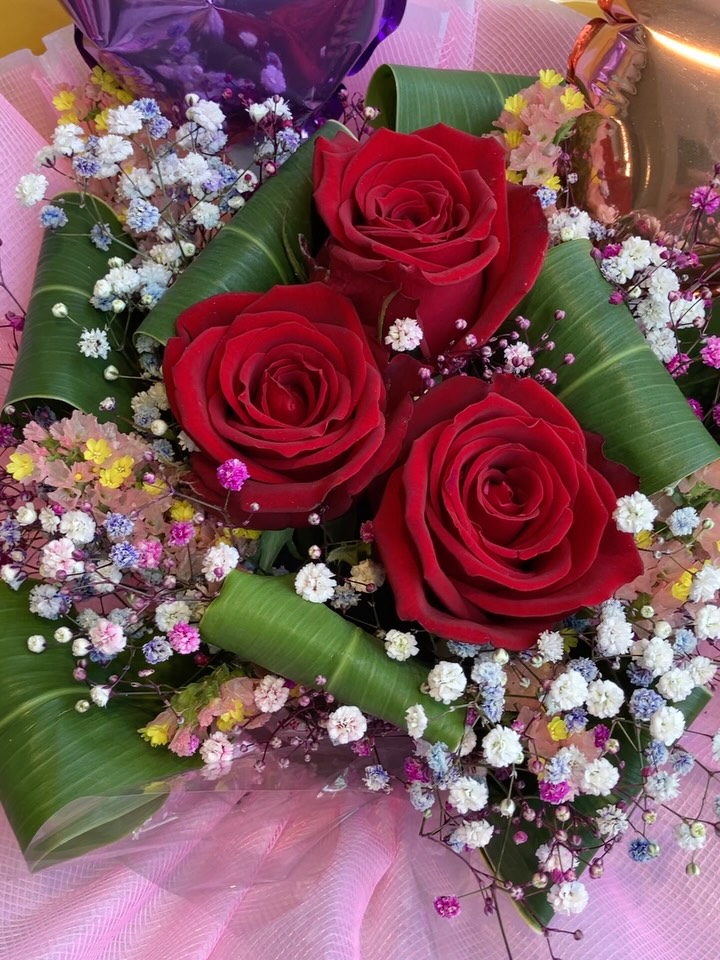 .“Especially Arrengement”3本のバラは「愛」のメッセージハートのバルーンとバラで特別な想いを、ぎゅっと詰め込んだフラワーアレンジメントですお誕生日や記念日、ちょっとしたサプライズなど、大切な人へのギフトにおすすめです#プレゼント#フラワーアレンジ #バルーンフラワーアレンジ #flowergift お気軽にお問い合わせください。【モンソーフルールアトレ川崎店】〒210-0007神奈川県川崎市川崎区駅前本町26-1アトレ川崎1FTEL&FAX:044-200-6701営業時間:10:00〜21:00