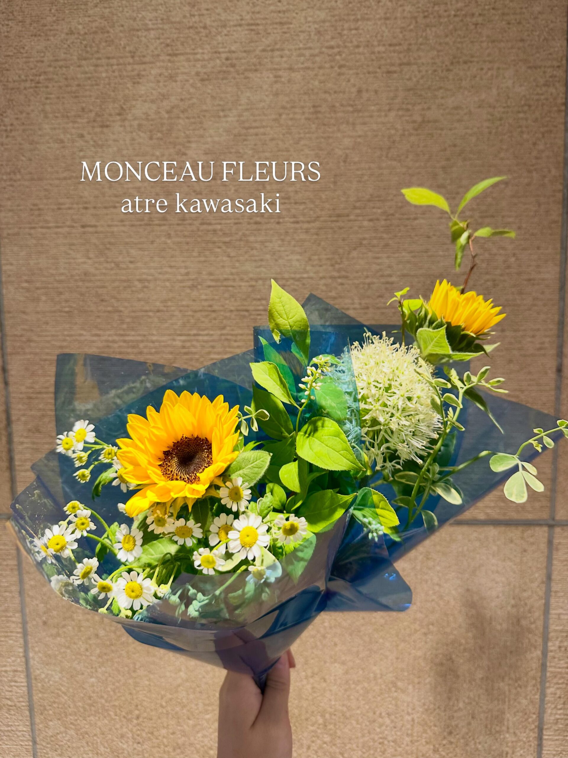 .summer bouquetひまわりをメインに、爽やかなグリーンと小花を合わせた初夏にぴったりのブーケです暑くなってきたこの季節に、夏を感じる花束をお楽しみください️#sunflower #boutique #ひまわり#モンソーフルール #モンソーフルールアトレ川崎店 お気軽にお問い合わせください。【モンソーフルール アトレ川崎店】〒210-0007神奈川県川崎市川崎区駅前本町26-1アトレ川崎1FTEL 044-200-6701