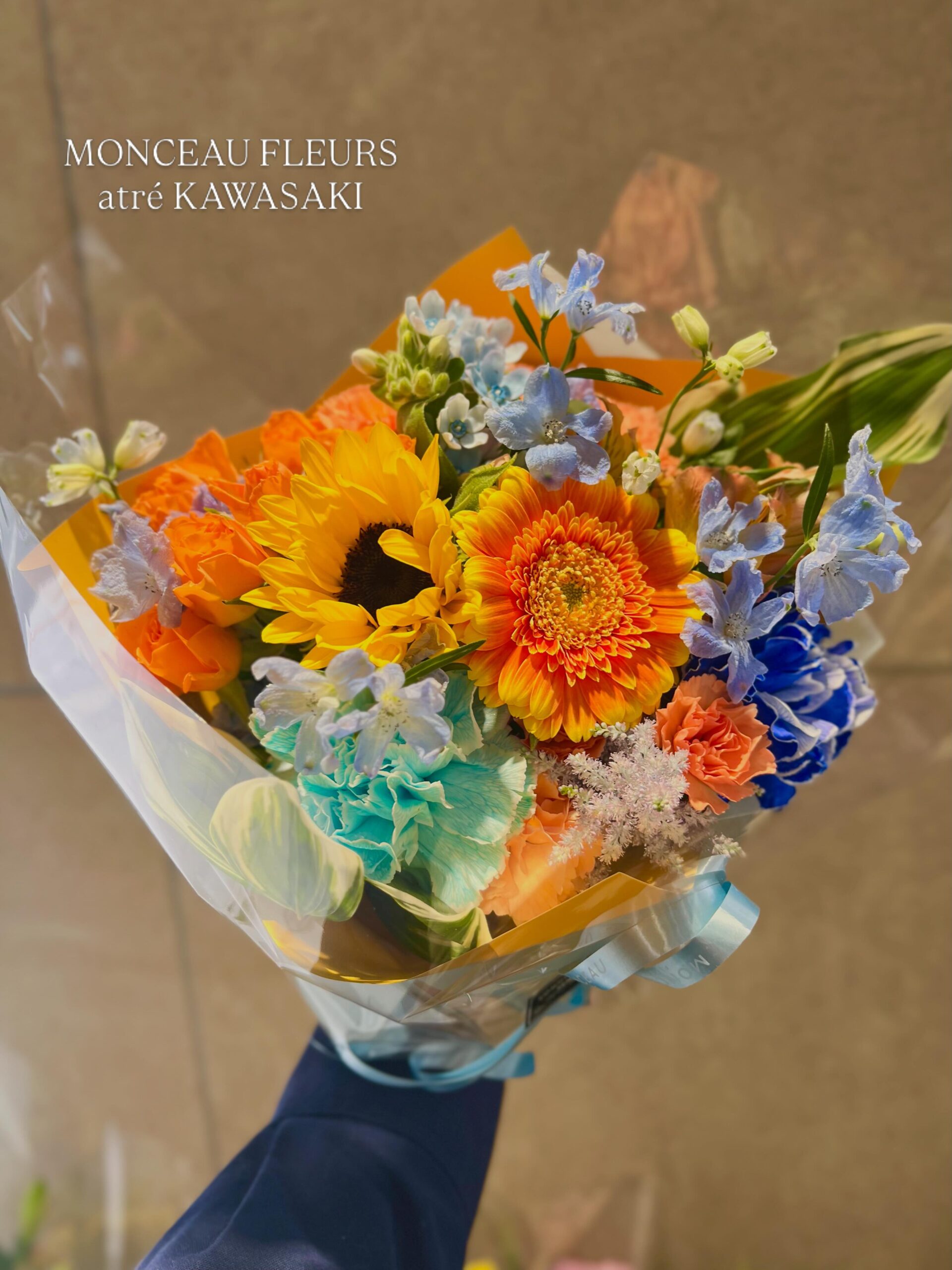 6月21日は父の日父の日に向けて、季節の花でもあるひまわりを用いたギフトが店頭に並び始めています️️爽やかな初夏の空気を感じるひまわりの花をご自宅にお迎えしてみてはいかがでしょうか#ひまわり #父の日 #flowerstagram #モンソーフルール #モンソーフルールアトレ川崎店 お気軽にお問い合わせください。【モンソーフルール アトレ川崎店】〒210-0007神奈川県川崎市川崎区駅前本町26-1アトレ川崎1FTEL 044-200-6701