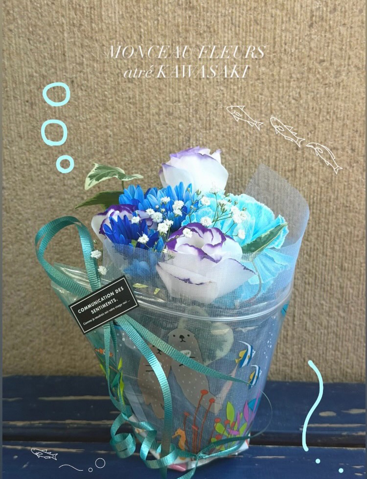 もうすぐで夏休みですねお出かけ先はもう決まりましたか？🫧暑い夏にぴったりなお出かけ先！水族館🦭♪水族館をイメージしたアレンジメント作りました♡#夏休み #夏休みのおでかけ #水族館 #モンソーフルール お気軽にお問い合わせください。【モンソーフルール アトレ川崎店】〒210-0007神奈川県川崎市川崎区駅前本町26-1アトレ川崎1FTEL 044-200-6701