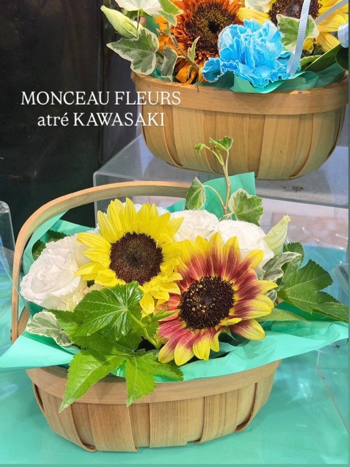  夏にぴったり /ひまわりのアレンジメント♪明るく元気なひまわりに、ブルーのお花とグリーンを合わせて爽やかな夏の雰囲気に仕上げました☘️🩵#ひまわり #アレンジメント #夏 お気軽にお問い合わせください。【モンソーフルール アトレ川崎店】〒210-0007神奈川県川崎市川崎区駅前本町26-1アトレ川崎1FTEL 044-200-6701