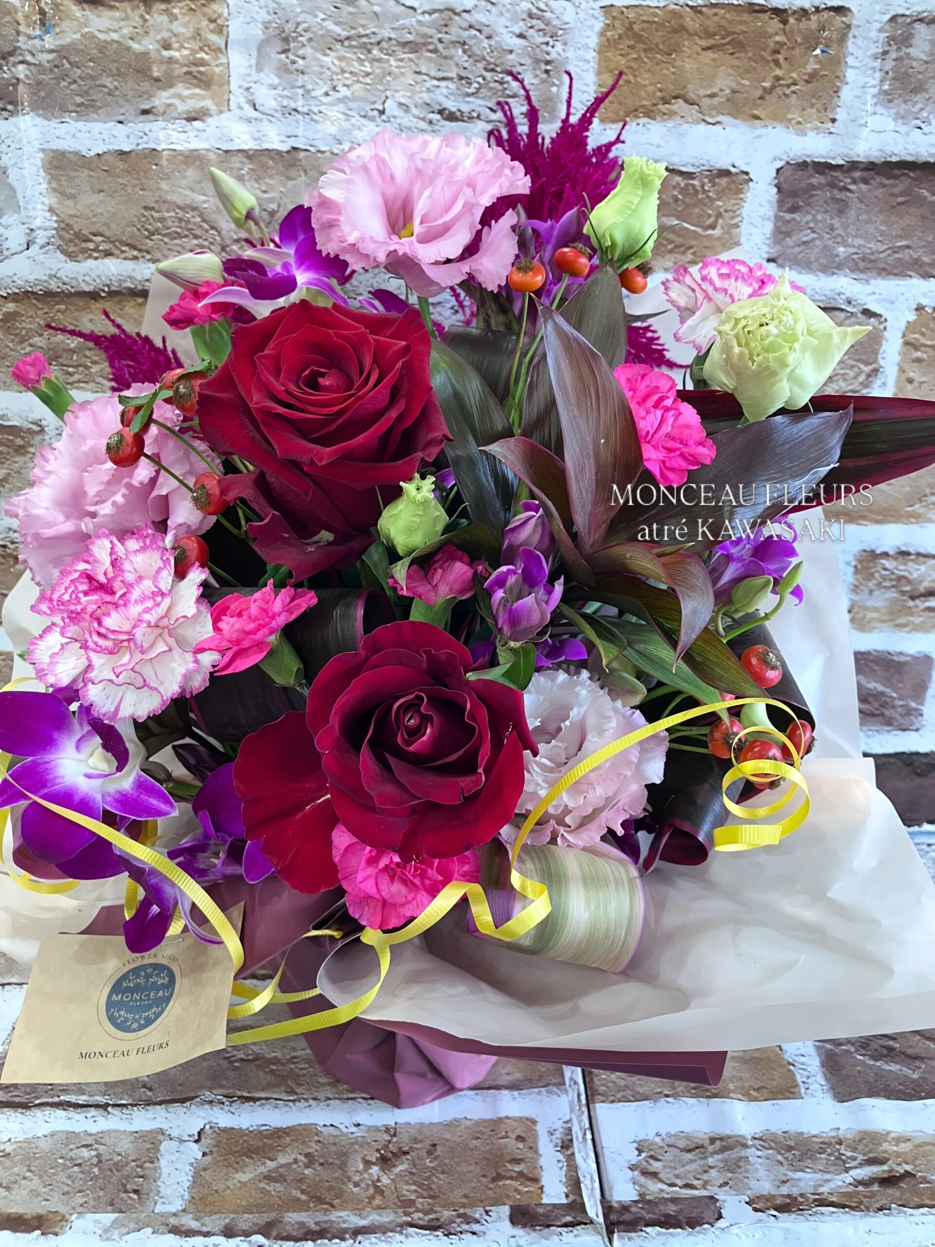 .お誕生日用にご注文いただいたアレンジメント季節のお花と大きなバラを入れて、秋らしく華やかにお作りしました️ご注文いただきありがとうございました!お花のイメージが難しい方は、お色や雰囲気でのご注文も大歓迎です!スタッフが心を込めてお作りいたします️♪お気軽にお問い合わせください。【モンソーフルール アトレ川崎店】〒210-0007神奈川県川崎市川崎区駅前本町26-1アトレ川崎1FTEL 044-200-6701#誕生日フラワー #フラワーアレンジメント#モンソーフルールアトレ川崎#川崎花屋