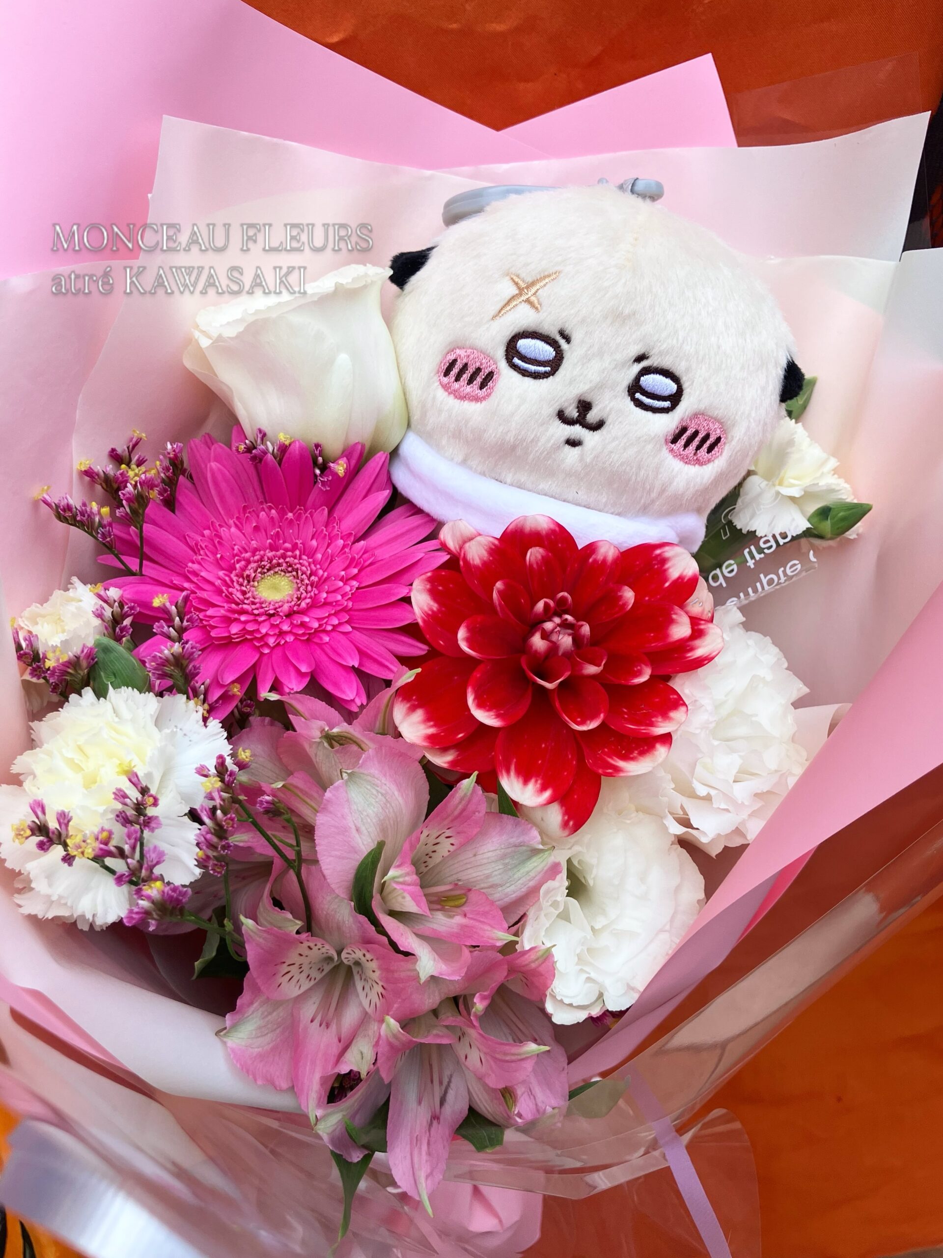 .先日、ご注文のお花束小さなぬいぐるみをお持ち込みいただき、丁寧にお作りいたしました🧸ぬいぐるみ等をお持ち込みでお花のお作りも出来ます！サイズによっては作成が難しい場合もございますので、一度スタッフへご相談くださいお気軽にお問い合わせください。【モンソーフルール アトレ川崎店】〒210-0007神奈川県川崎市川崎区駅前本町26-1アトレ川崎1FTEL 044-200-6701#推しブーケ #ぬいぐるみ花束 #モンソーフルールアトレ川崎#川崎花屋